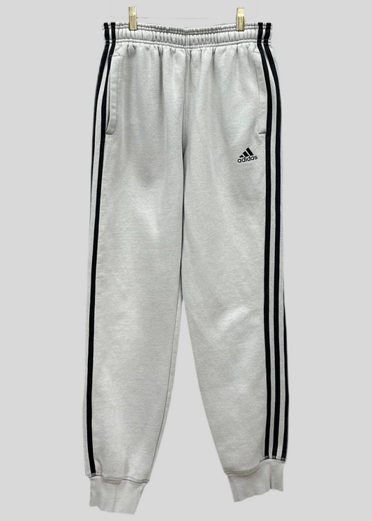 Pantalon Jogger marca Adidas 🏃🏻‍♂️ en color gris con lineas laterales color negro Talla M