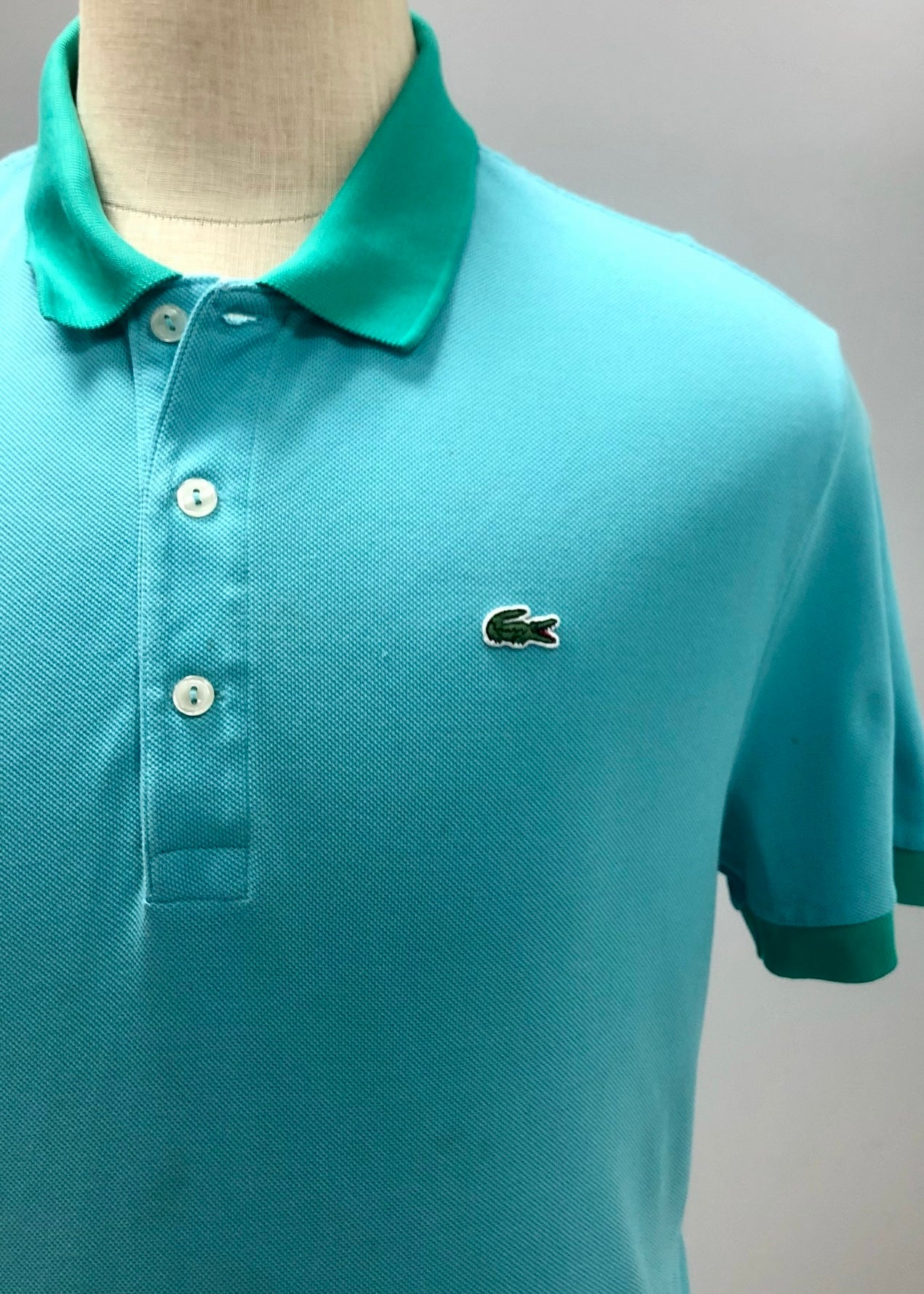 Camiseta Polo Lacoste 🐊 color turquesa con diseño en cuello y manga color verde Talla XL Entalle Regular (ver descripción)