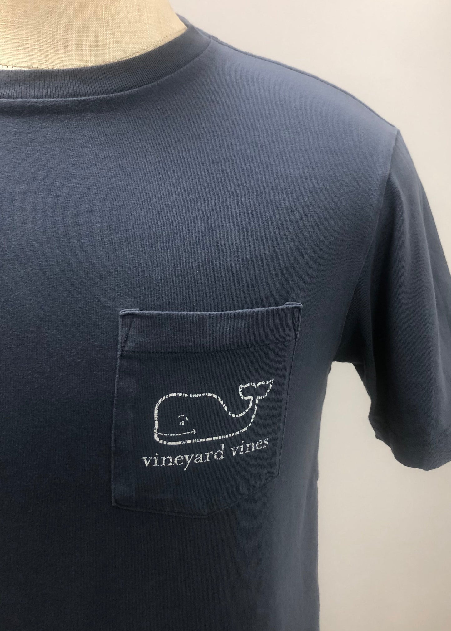 Camiseta cuello redondo Vineyard Vines 🐳 color azul con diseño de ballena en blanco Talla S