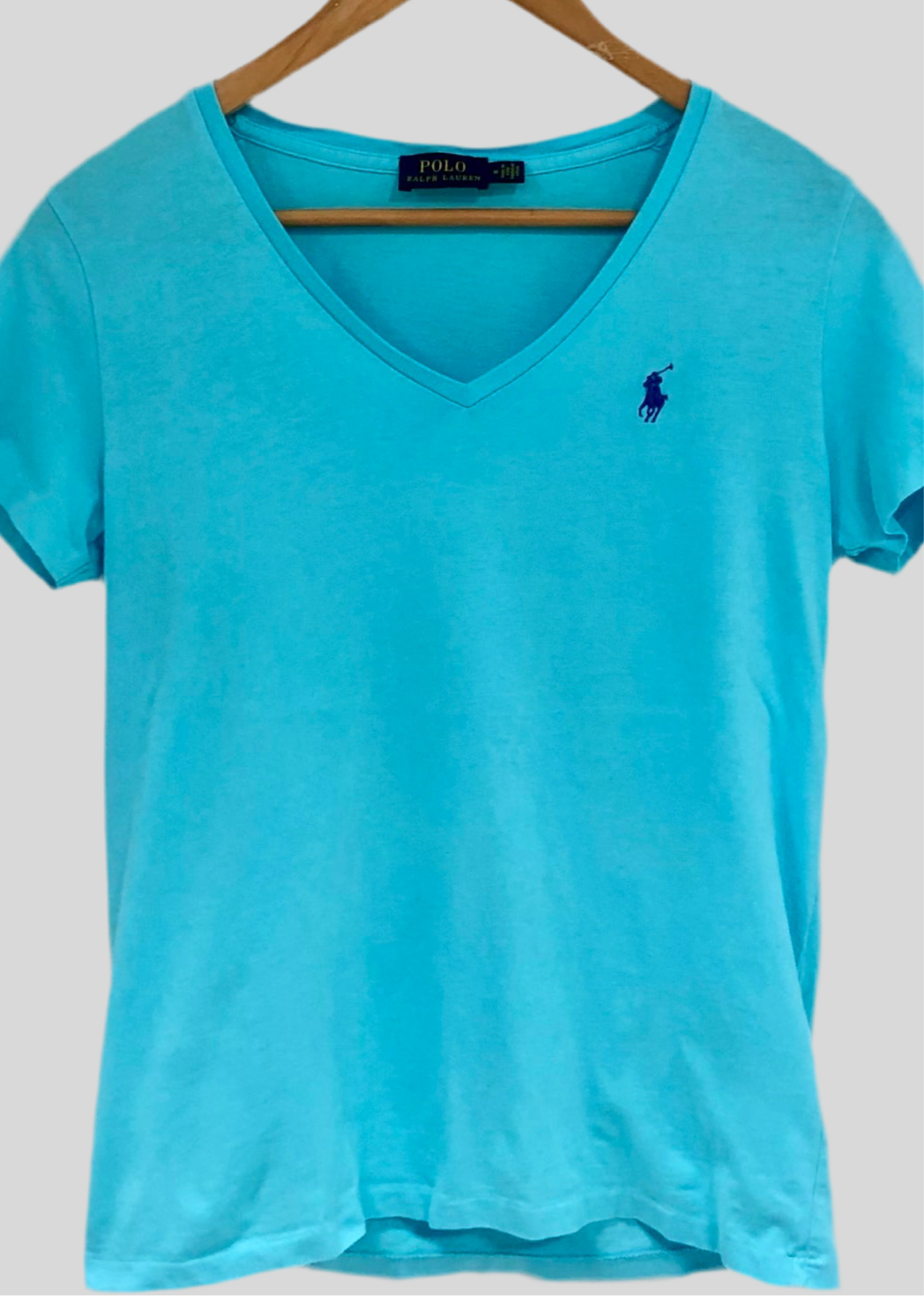 Camiseta de mujer cuello V Polo Ralph Lauren 🏇🏼 color turquesa con logo en azul navy Talla M Entalle Regular
