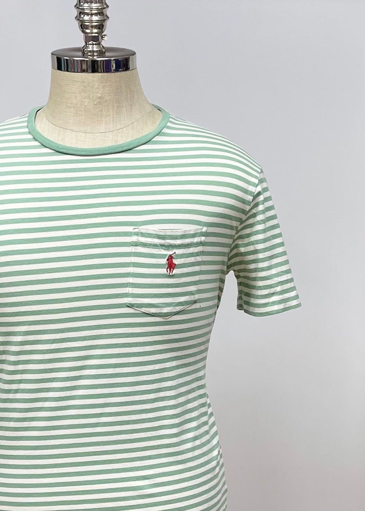 Camiseta cuello redondo Polo Ralph Lauren 🏇🏼 con patron de rayas en color verde claro y blanco Talla M Entalle Regular