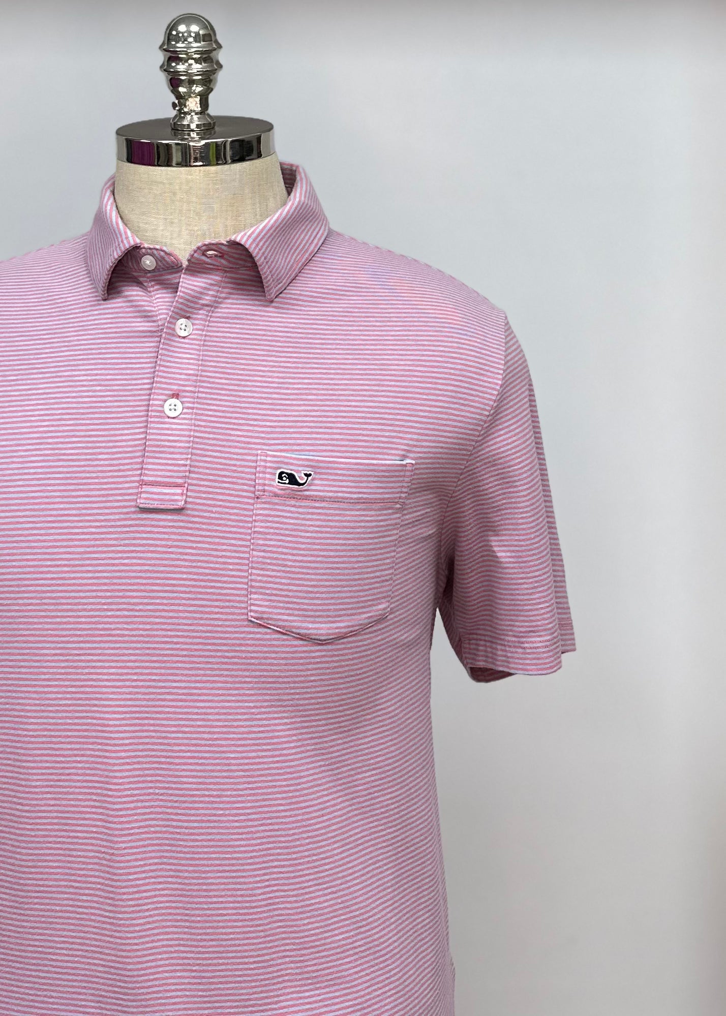 Camiseta Polo Vineyard Vines 🐳 con rayas en rosado y gris claro Talla M Entalle Regular