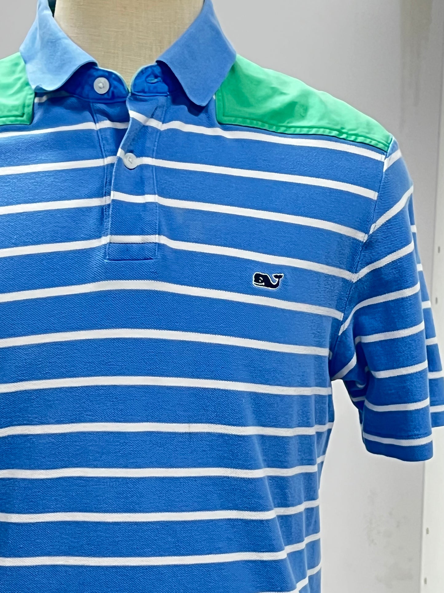 Camiseta Polo Vineyard Vines 🐳 color celeste de rayas blanco con hombro en verde Talla M Entalle Regular ( ver descripción)