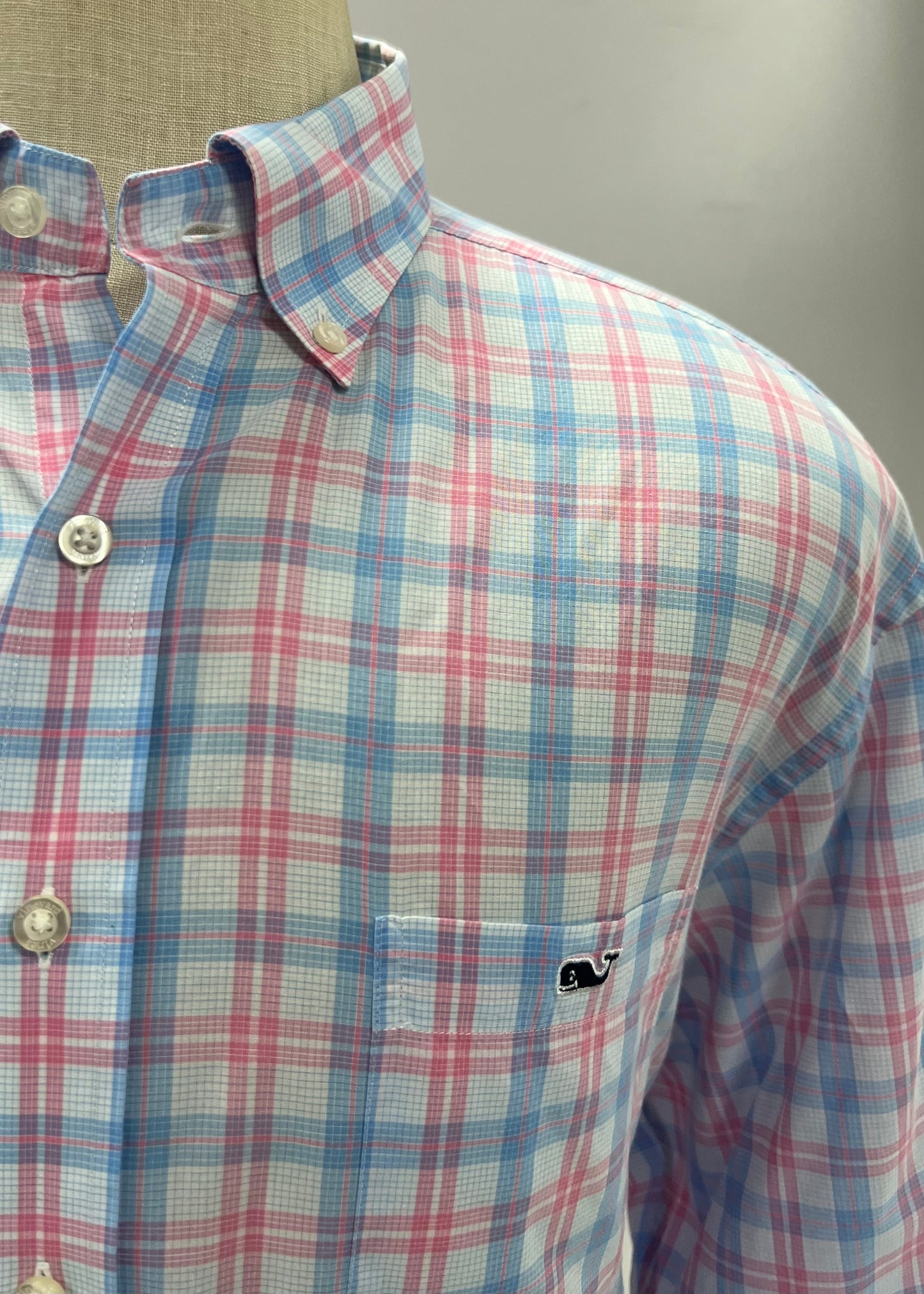 Camisa de botones Vineyard Vines 🐳 color blanco de cuadros en color rosado y celeste Talla XL Entalle Clasico