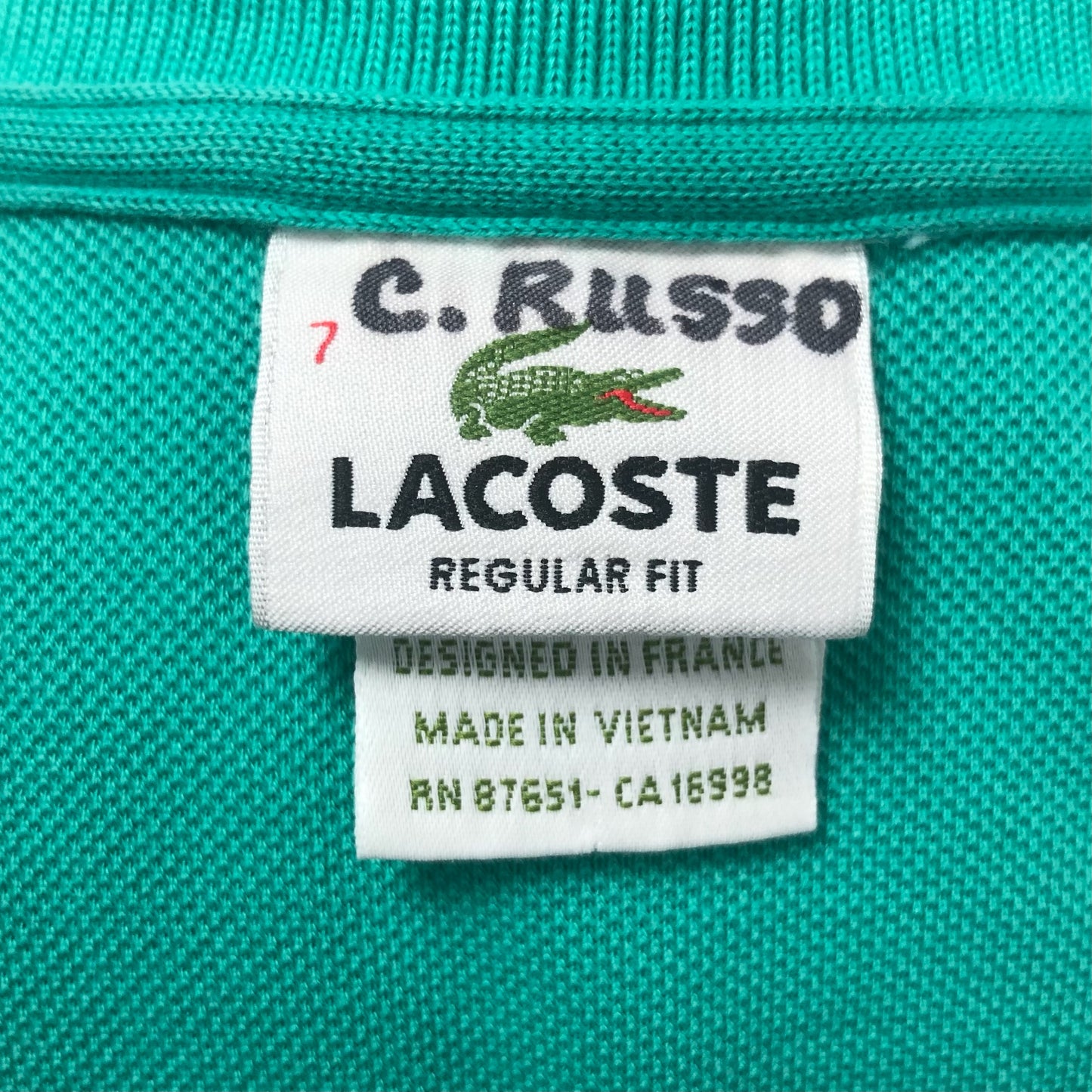 Camiseta Polo Lacoste 🐊 color turquesa con diseño en cuello y manga color verde Talla XL Entalle Regular (ver descripción)