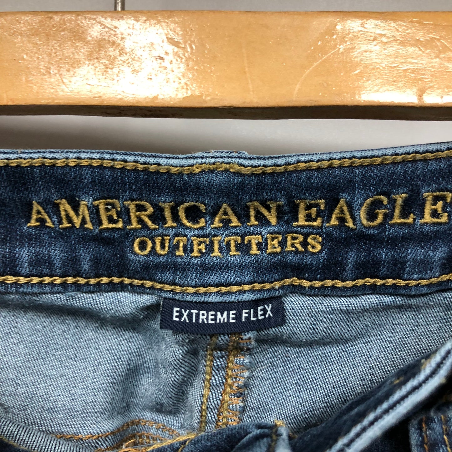 Pantalon jeans American Eagle 🦅  color azul oscuro y diseño descosido Talla 33x32 Corte Skinny