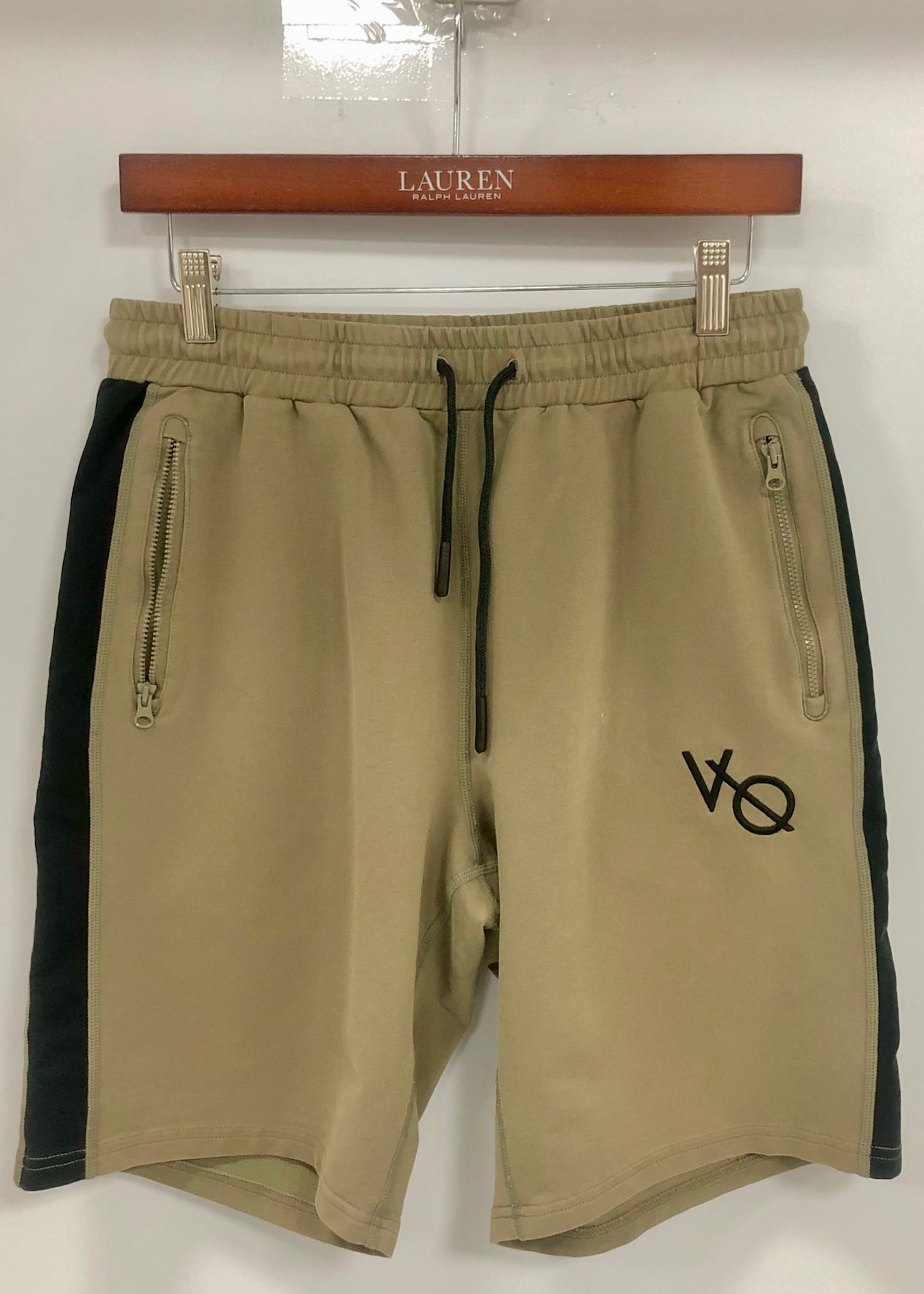 Short Lounge Vanquish 🏋🏼‍♂️ color kaki y logo en negro Talla L (ver descripción)
