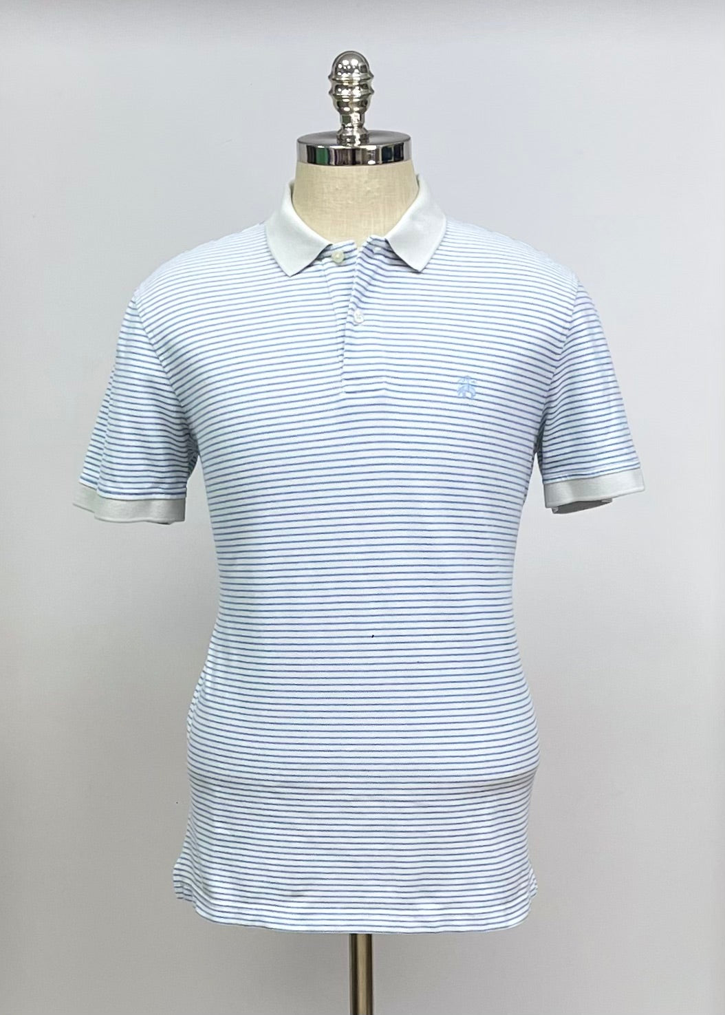 Camiseta Polo Brooks Brothers 🐑 color blanco con patrón de rayas en color celeste Talla L Entalle Regular