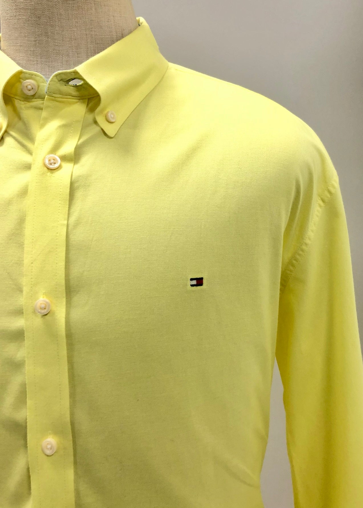 Camisa de botones Tommy Hilfiger 🇺🇸 en color amarillo Talla XL Entalle Custom Fit
