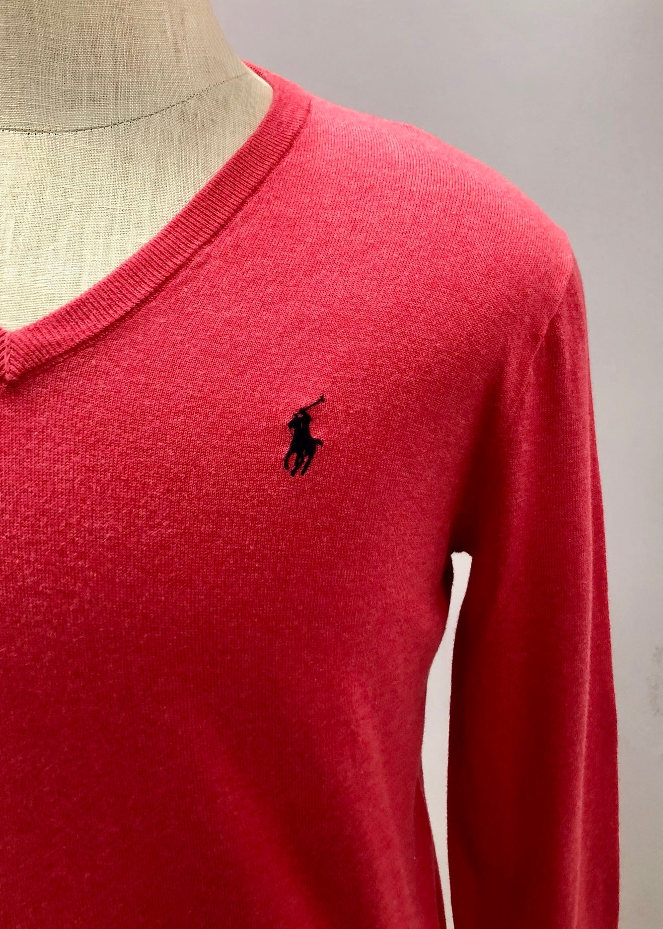 Sueter Jersey con cuello V Polo Ralph Lauren 🏇🏼 color rosado magenta Talla S