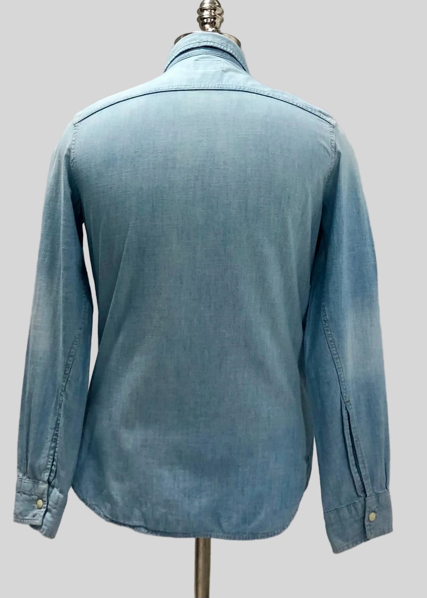 Camisa de botones American Eagle 🦅 de jeans color azul claro Talla S Entalle Clásico (ver descripción)