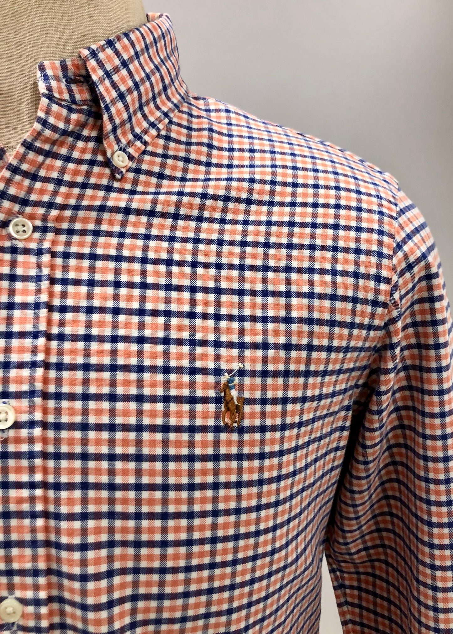 Camisa Polo Ralph Lauren 🏇🏼 Color blanco con patron de cuadros azul y naranja Talla S Entalle Regular