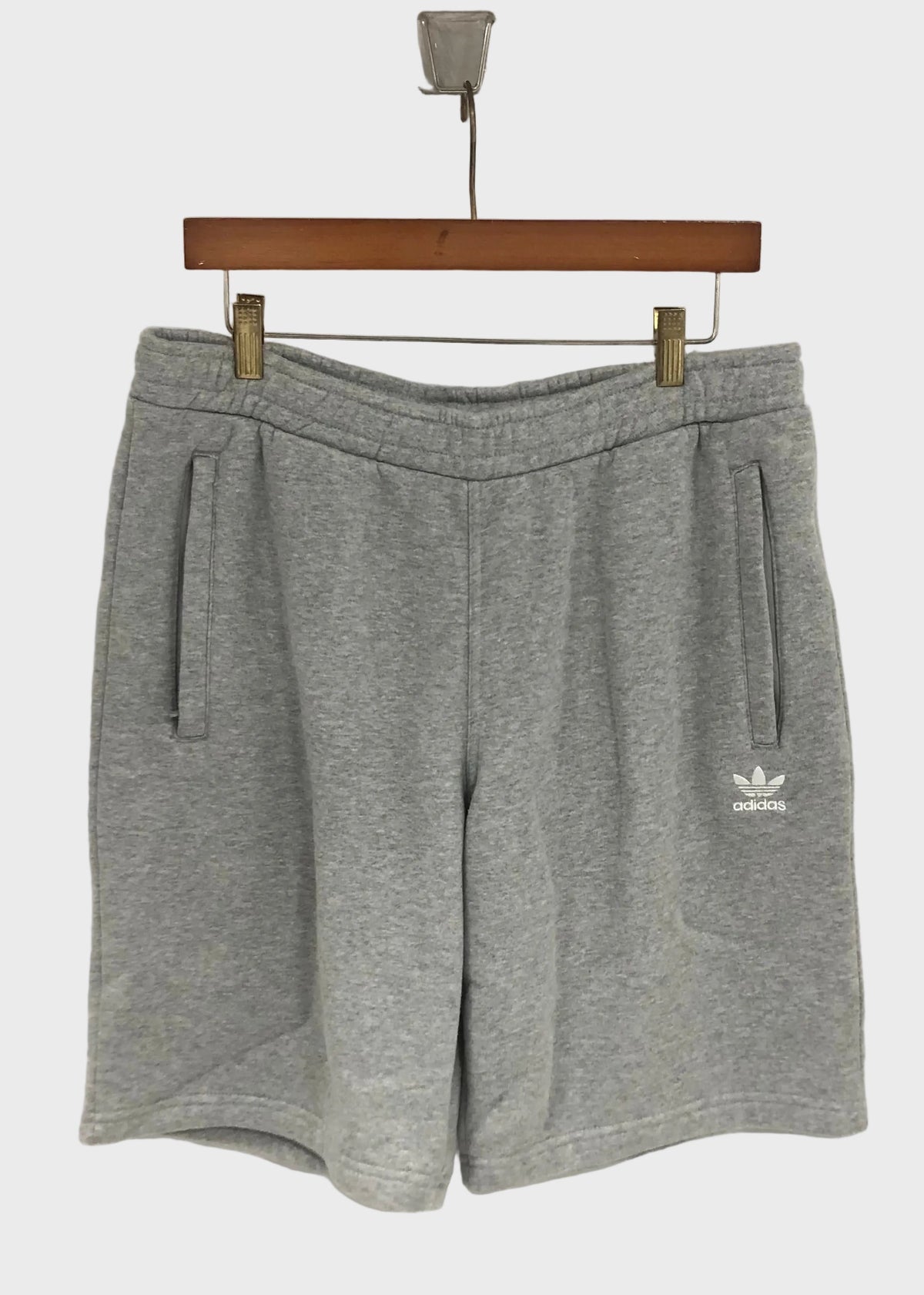 Short Lounge Adidas 🏃🏻‍♂️ color Gris con logo bordado blanco talla M