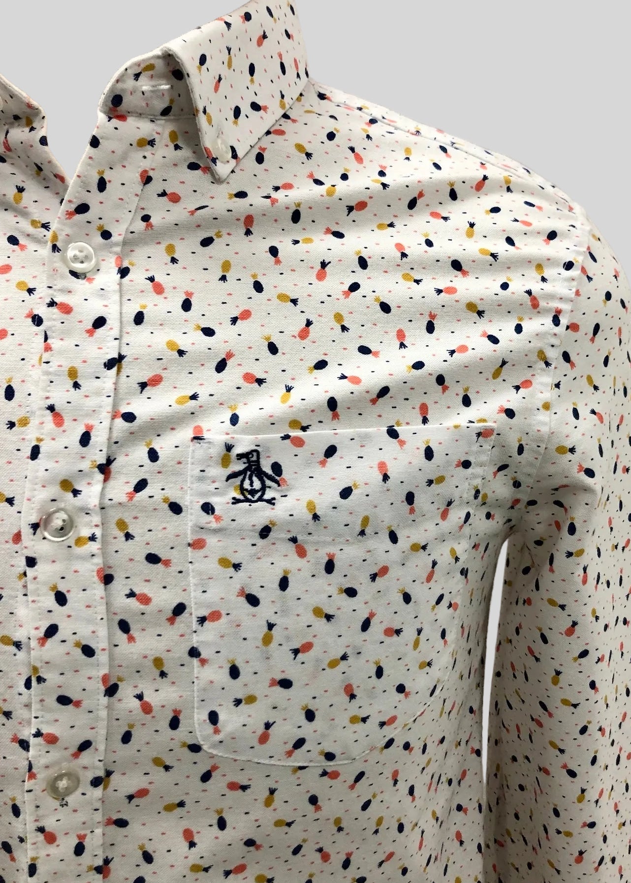 Camisa Original Penguin 🐧 color blanco con diseño de piñas en amarillo y naranja Talla S Entalle Slim Fit