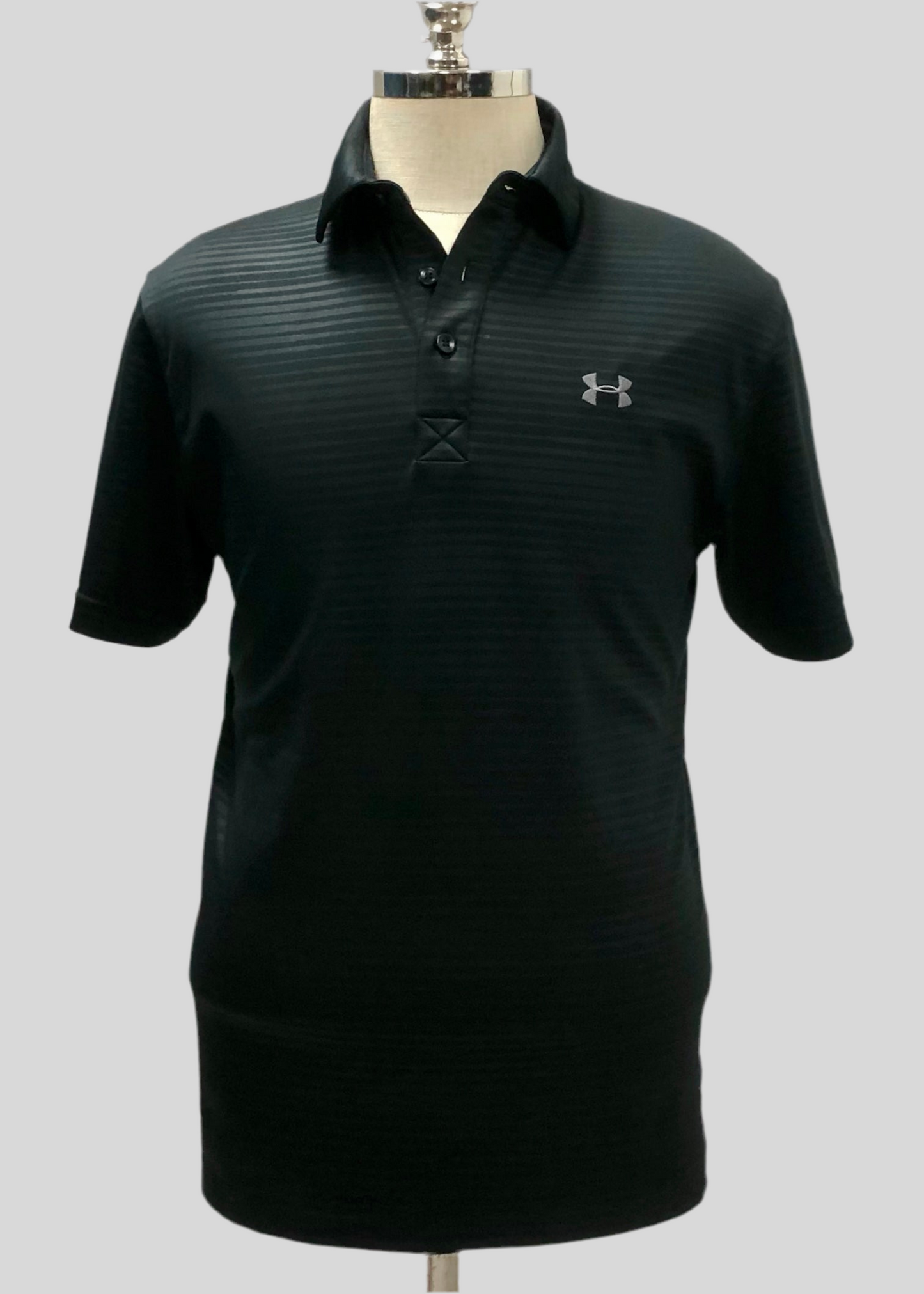 Camiseta Under Armour 🏋🏻 color gris oscuro y negro Tela Performance Talla M Entalle Regular