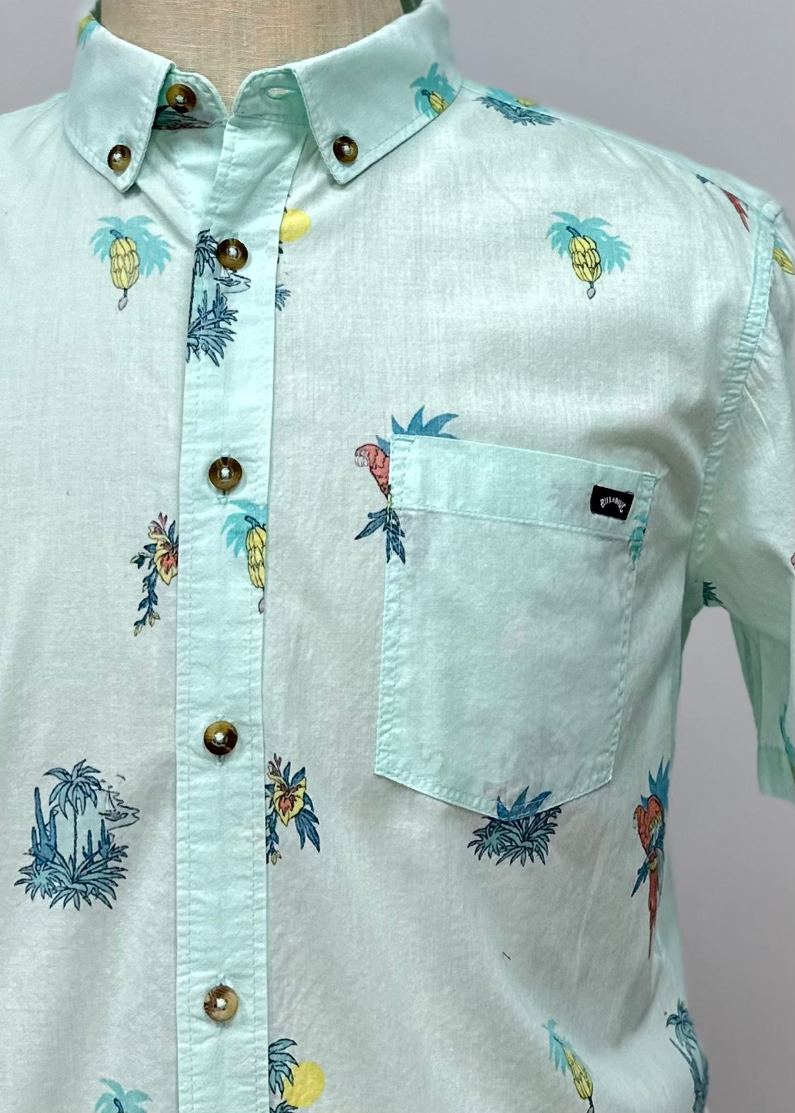 Camisa de botones Billabong 🏄🏽‍♂️ color celeste con diseño de palmeras Talla M Entalle Regular