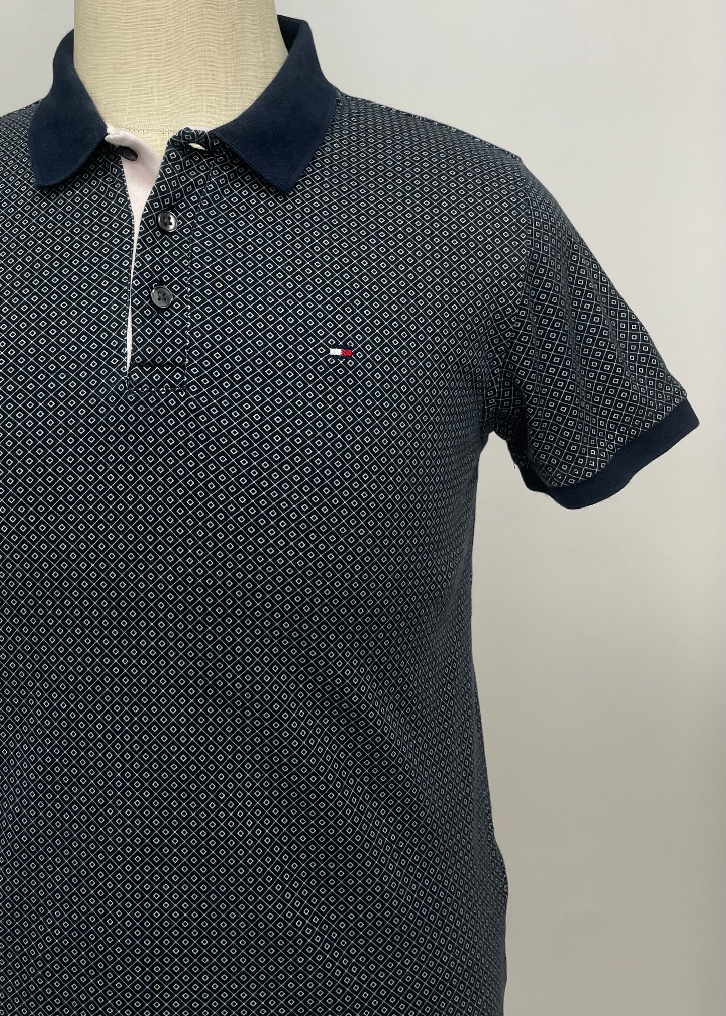 Camiseta Polo Tommy Hilfiger 🇺🇸 color azul navy con diseño de tríptico en color blanco Talla M Slim Fit