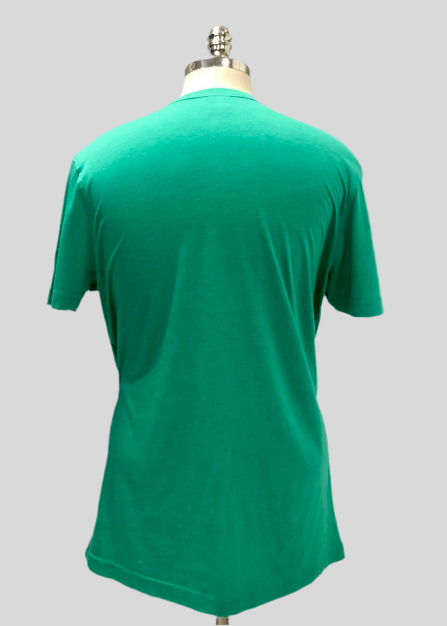 Camiseta cuello redondo Brooks Brothers 🐑 color verde y diseño de logo universitario Talla L (ver descripción)