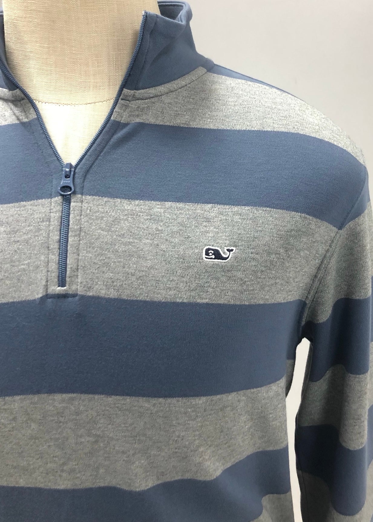 Sueter Jersey Vineyard Vines 🐳 con  franjas en gris y azul navy Talla S