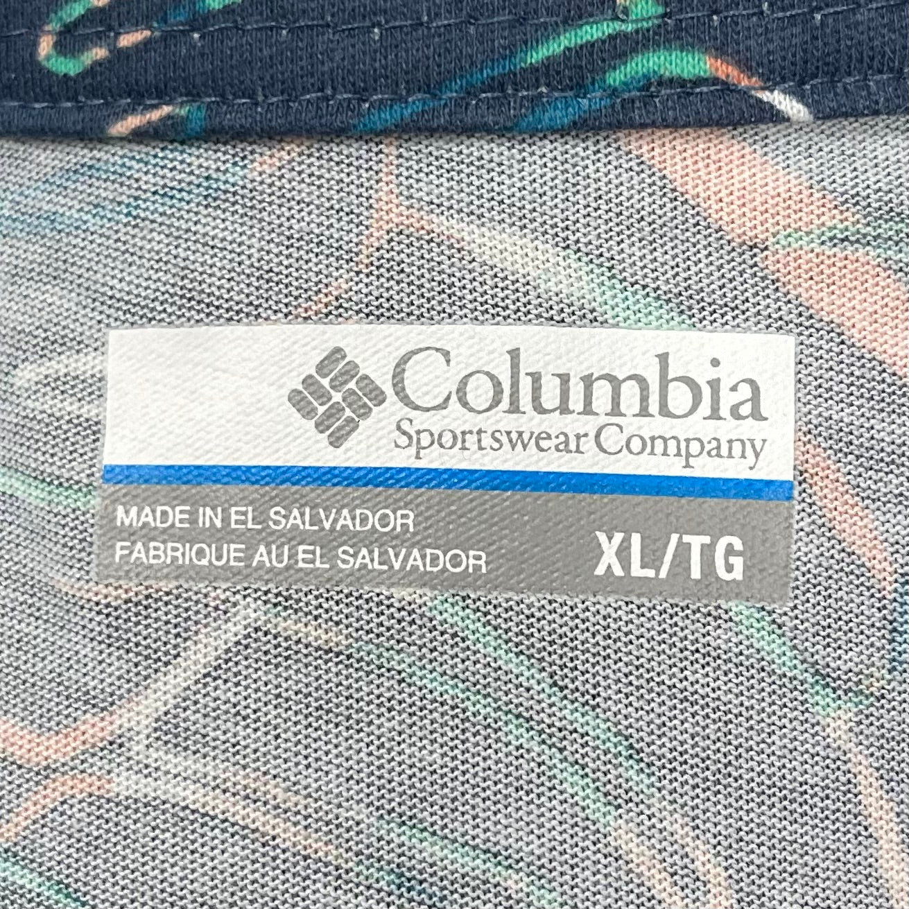 Camisa Columbia 🔹Color azul oscuro con diseño de palmeras en blanco y naranja manga corta Talla XL