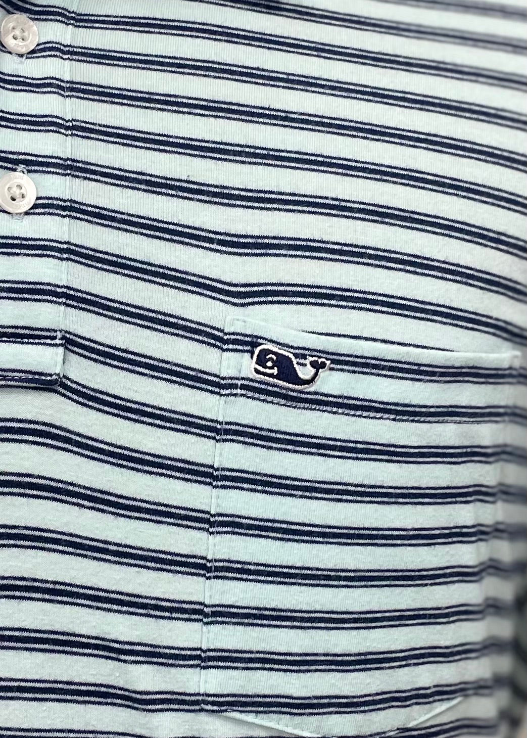 Camiseta Polo Vineyard Vines 🐳 color celeste claro con rayas en azul navy Talla L Entalle Regular