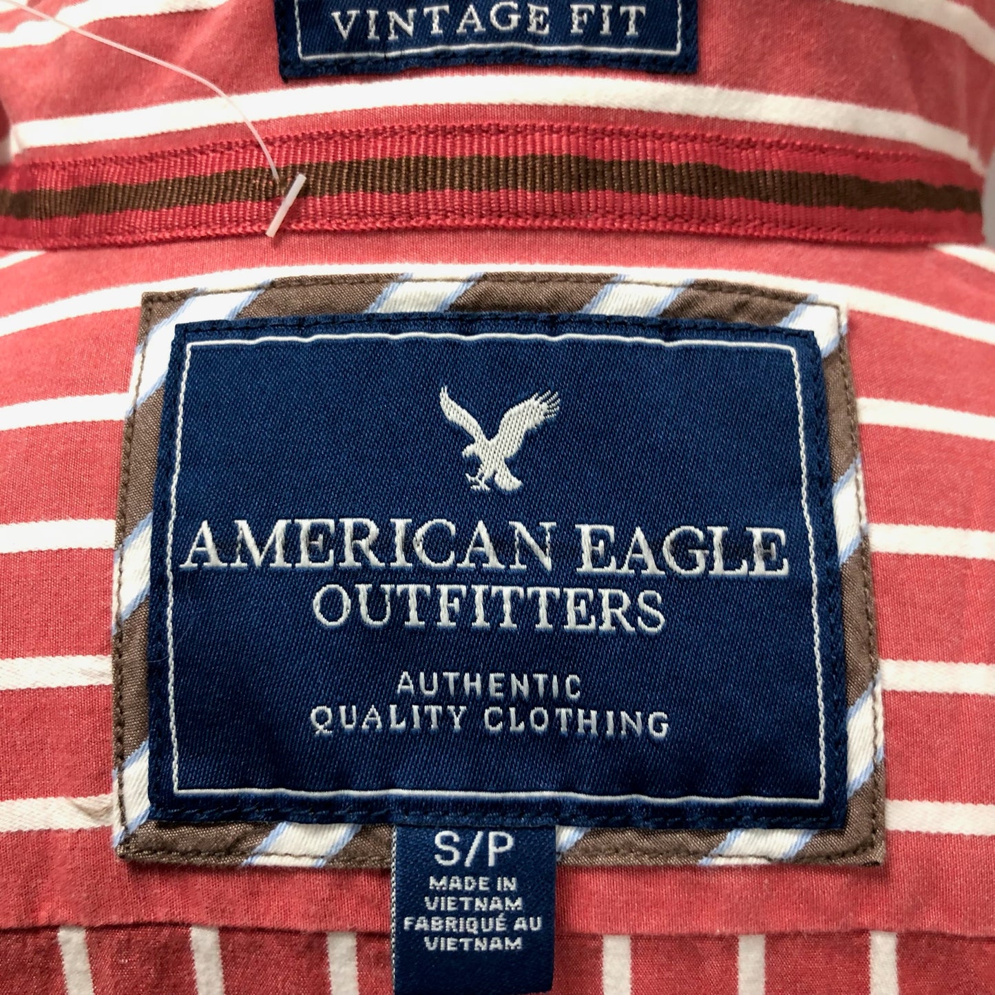 Camisa de botones American Eagle 🦅 de rayas en color rojo y blanco Talla S Entalle Regular