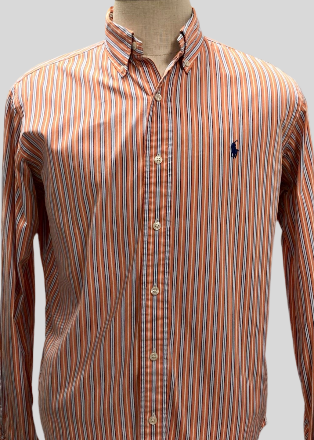 Camisa de botones Polo Ralph Lauren 🏇🏼 color naranja claro con rayas en color azul y blanco Talla M Entalle Clásico