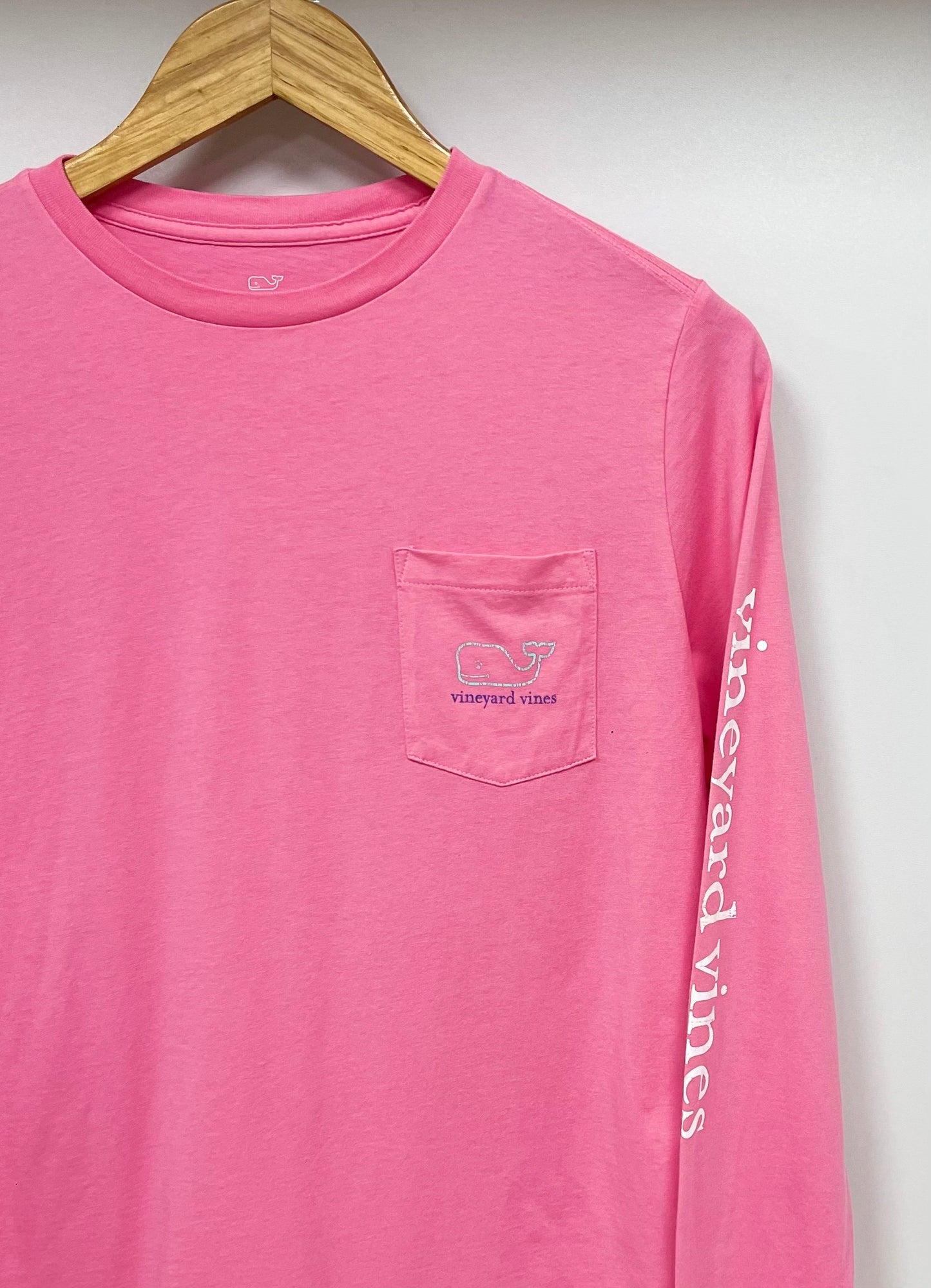 Camiseta de niña Vineyard Vines 🐳 color rosado intenso con Diseño de ballena en celeste Talla L