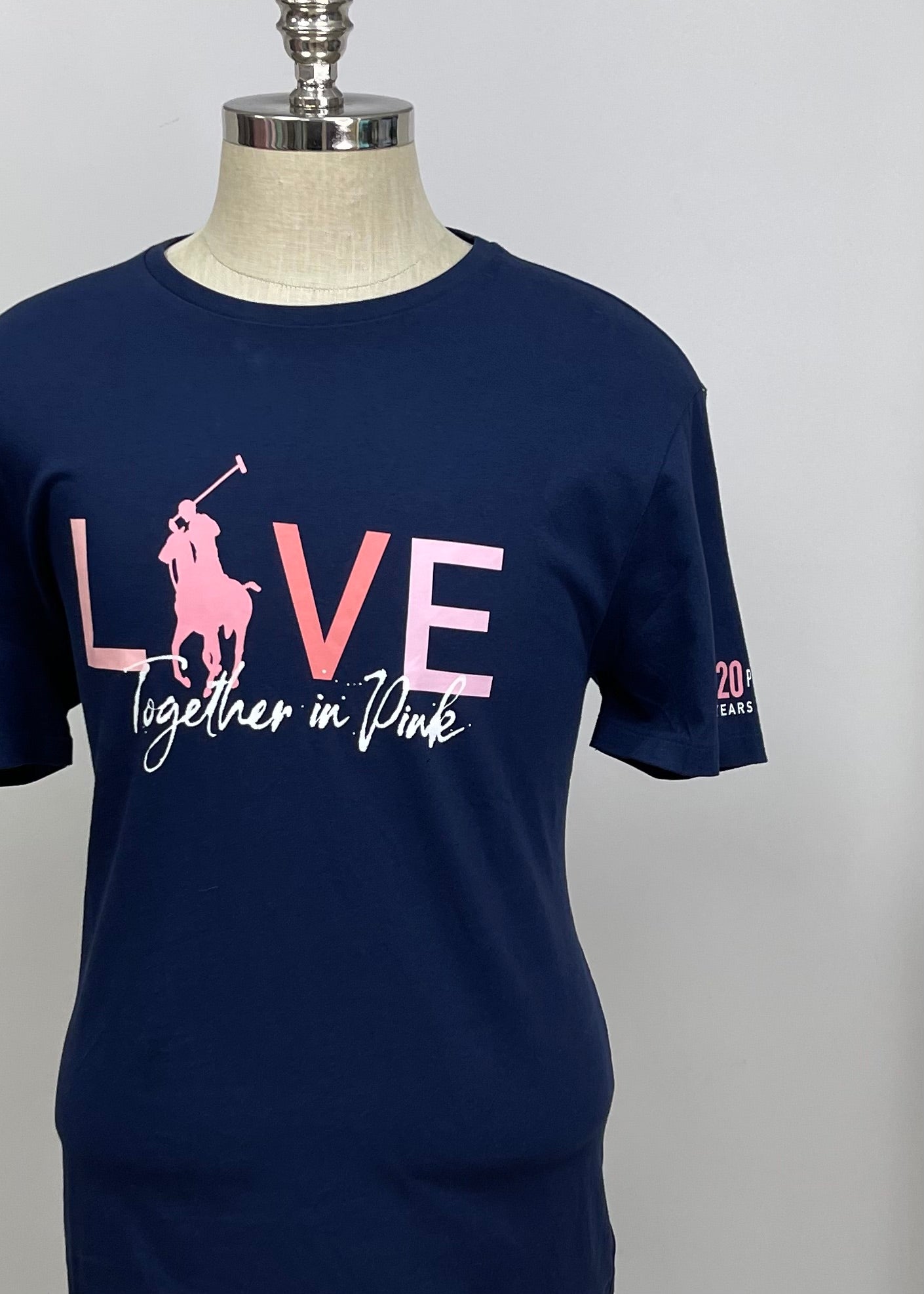 Camiseta cuello redondo de mujer Polo Ralph Lauren 🏇🏼 color azul navy con diseño de logo Love en rosado Talla XL Entalle Custom Slim Fit