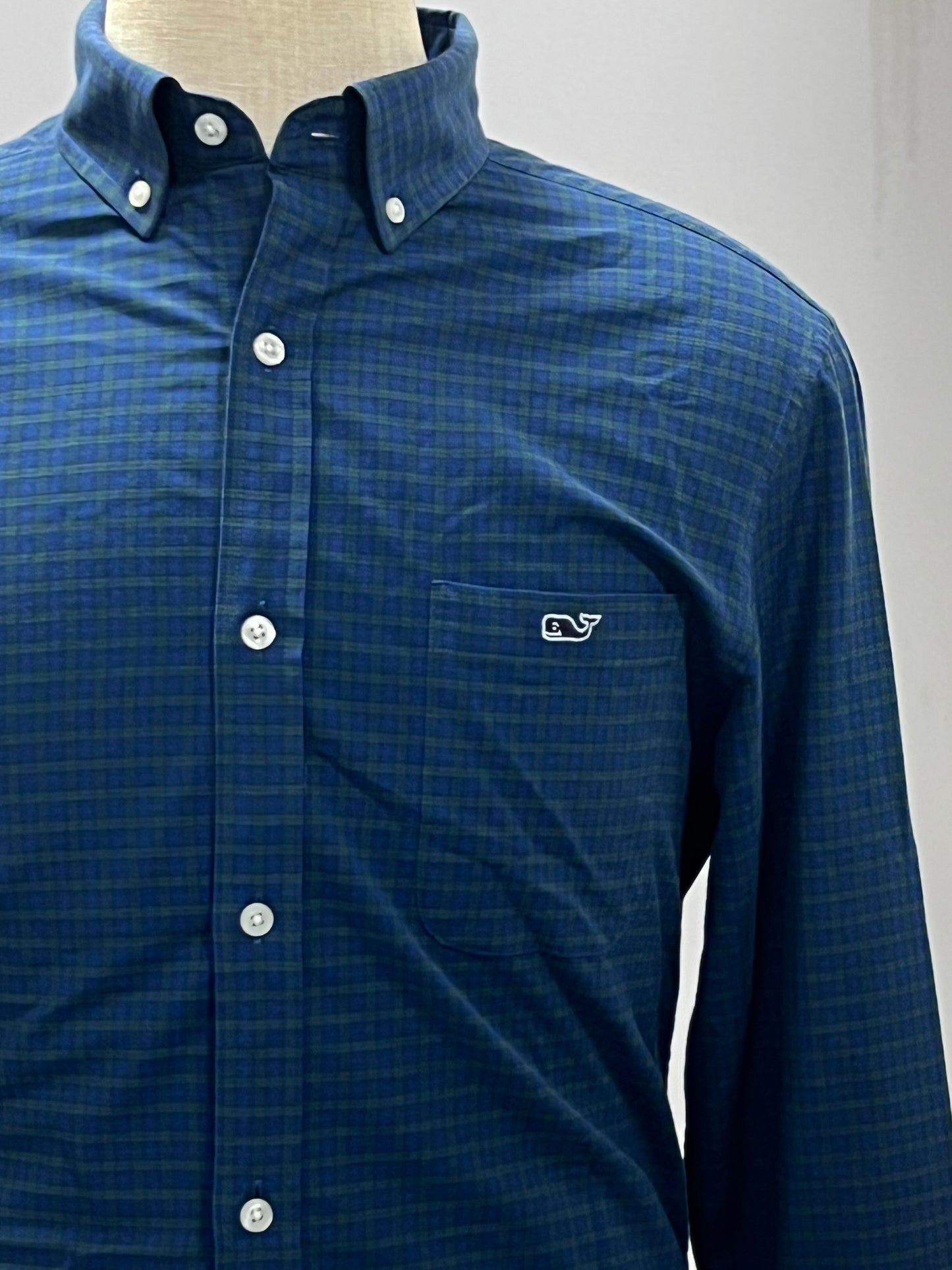 Camisa de botones Vineyard Vines 🐳 Performance de cuadros en color verde oscuro y azul navy Talla M Entalle Clasico