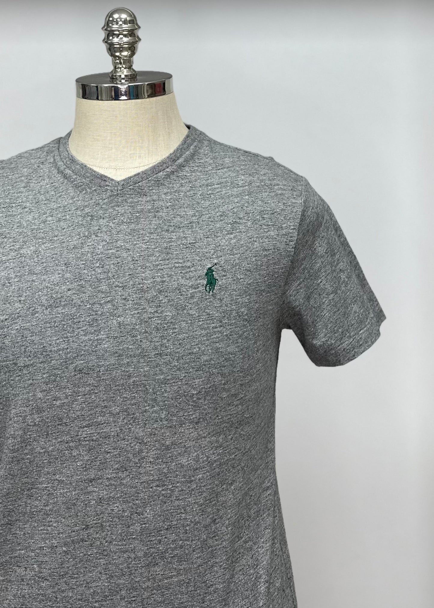 Camiseta cuello V Polo Ralph Lauren 🏇🏼 color gris oscuro Talla S Entalle Regular