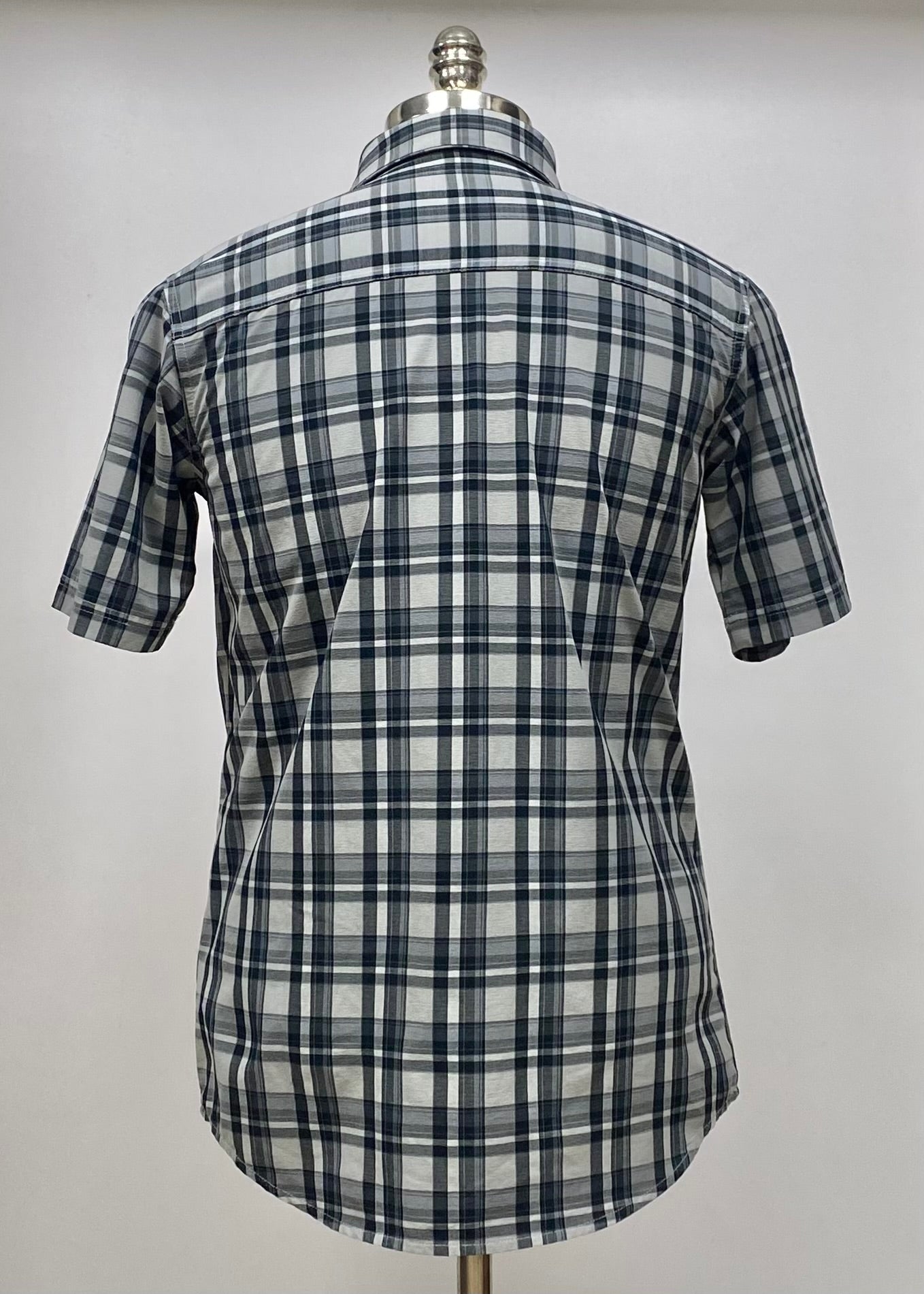 Camisa Columbia 🔹de cuadros en color negro y gris con Omni Shade Manga corta Talla S