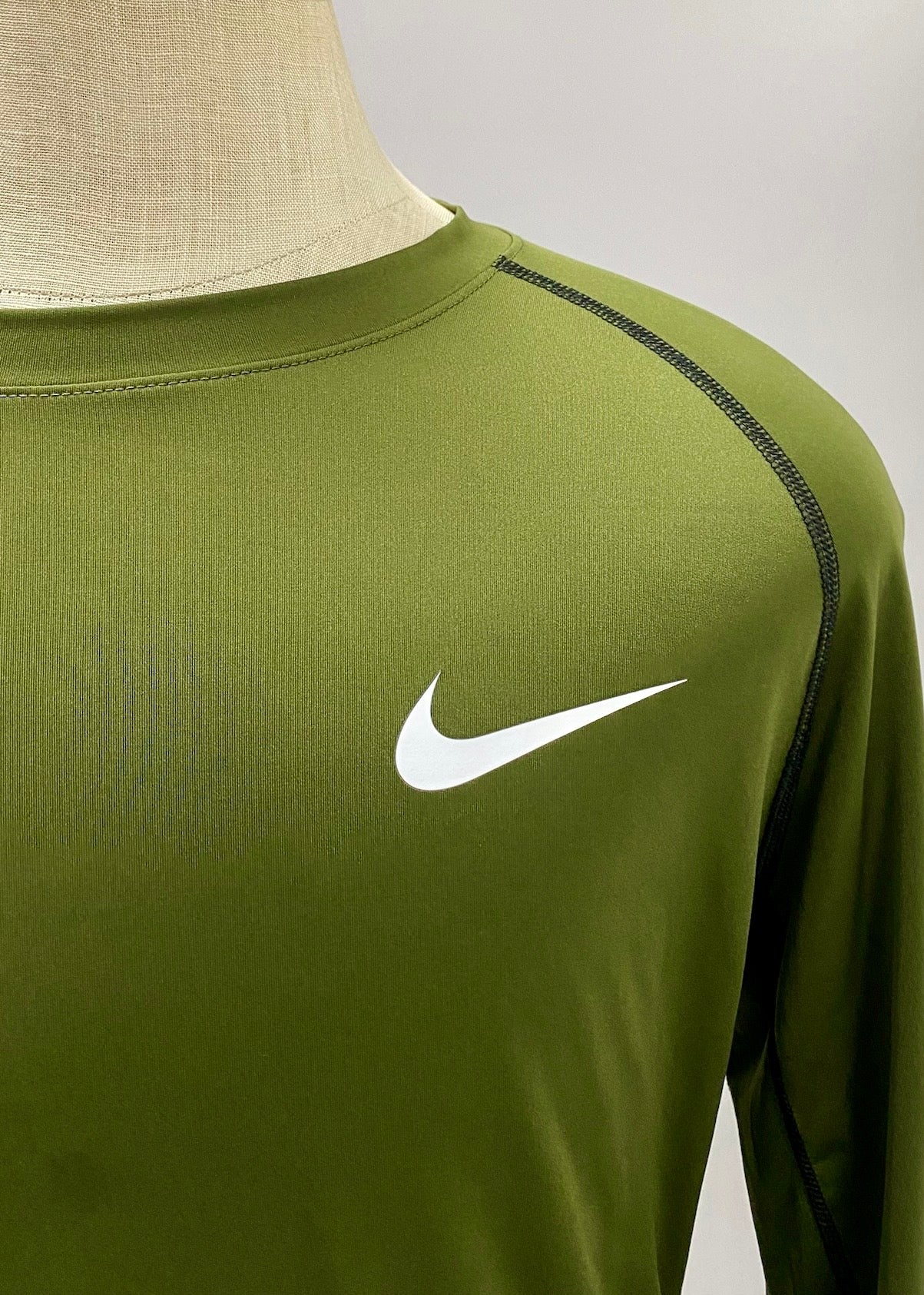Camiseta de entrenamiento cuello redondo Nike ✔️ color verde oliva manga larga Talla XL