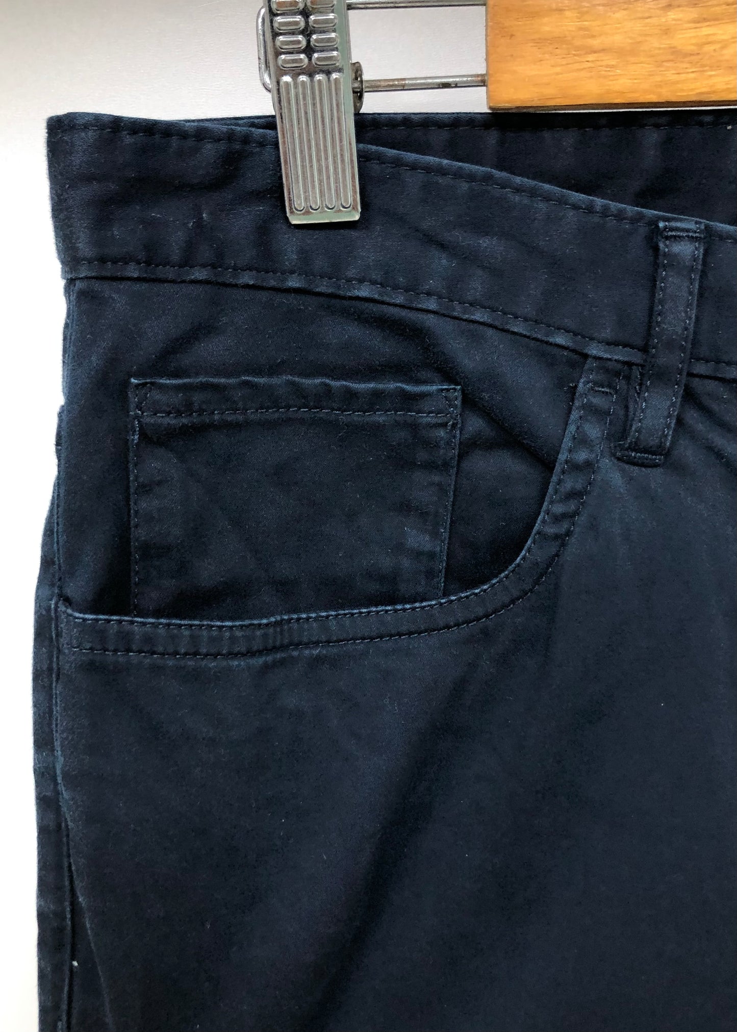 Pantalon casual Calvin Klein 🇺🇸 color azul navy Talla 32x32 Corte Skinny Fit