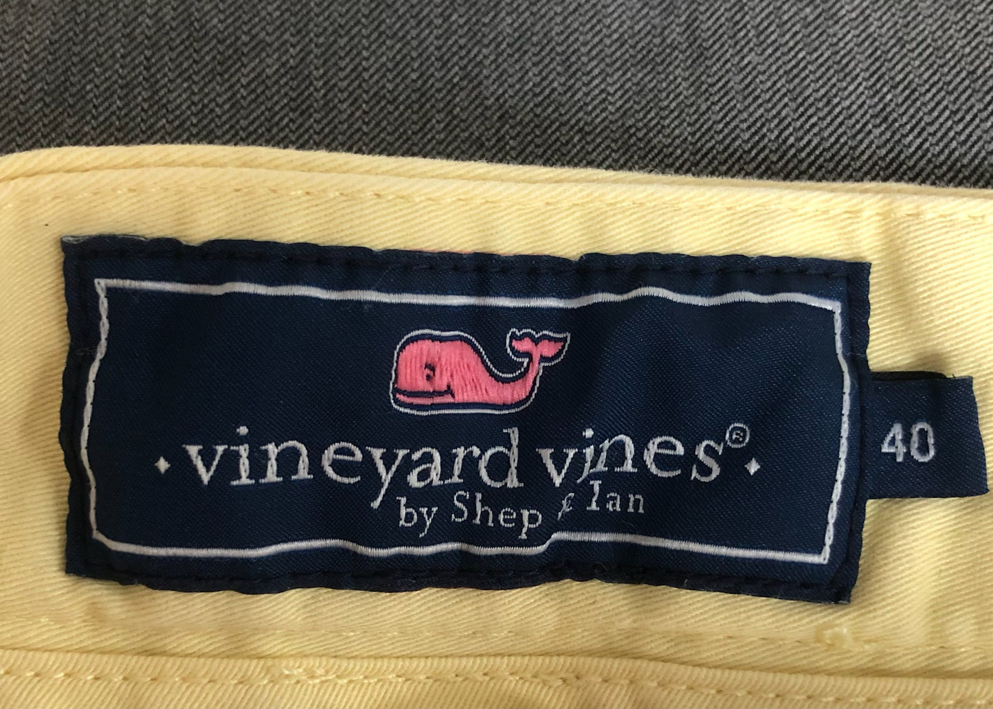 Short Casual Vineyard Vines 🐳 color amarillo claro talla 40