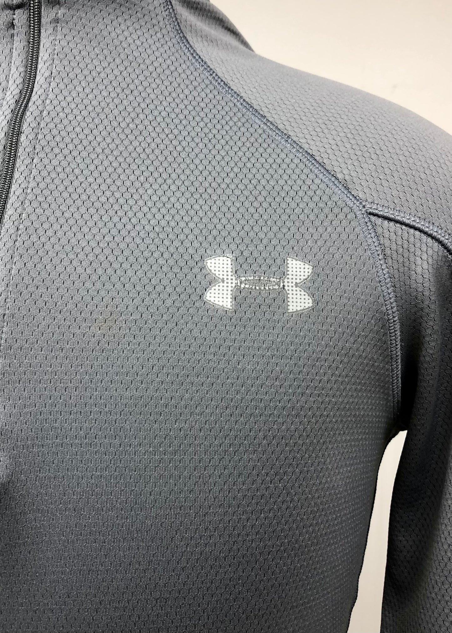 Sueter Jersey Under Armour 🏋🏽 color gris oscuro y logo en color gris claro Talla S Entalle Slim Fit