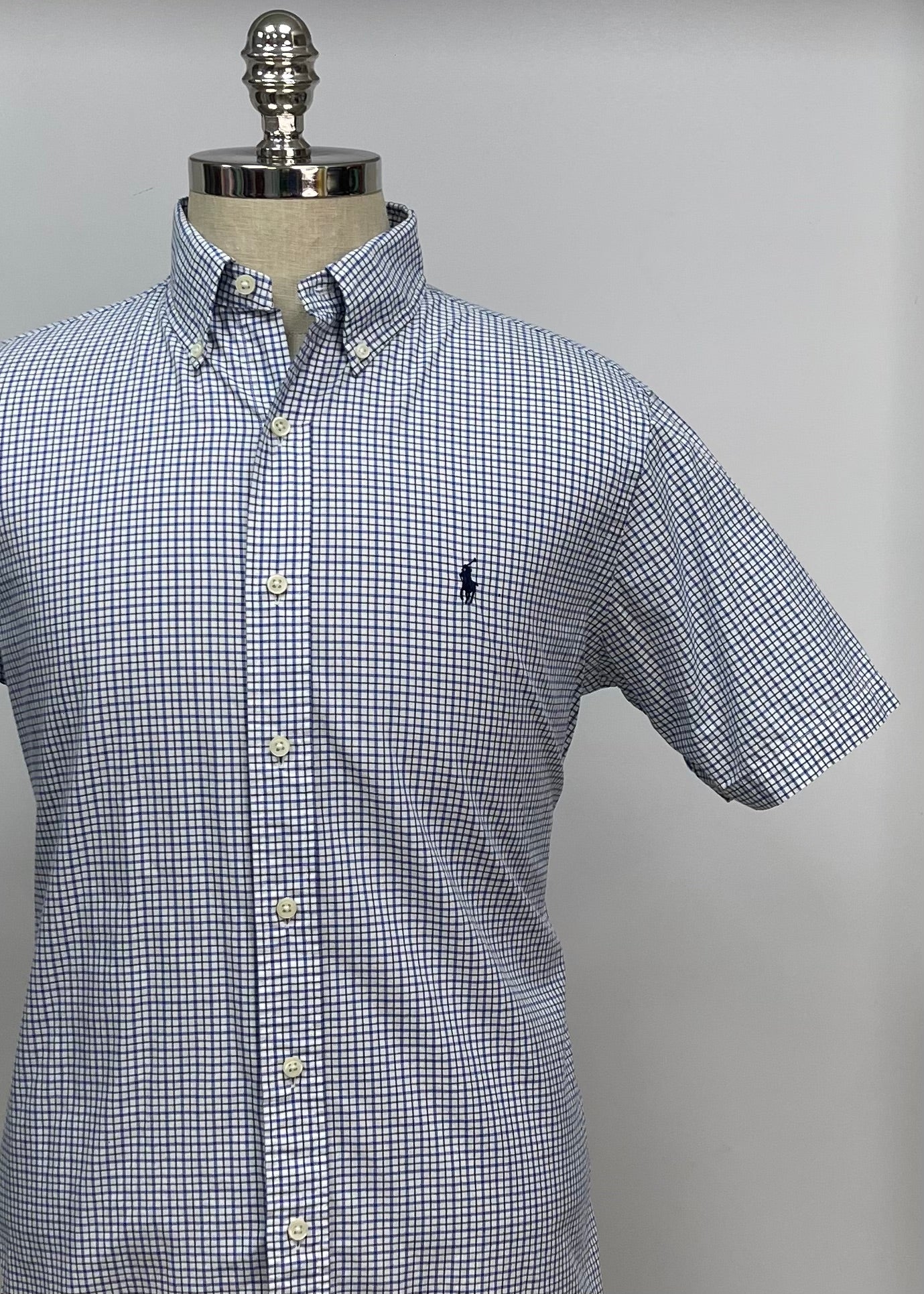 Camisa Polo Ralph Lauren 🏇🏼 color blanco con patron de cuadros en color azul y negro Talla M Entalle Regular