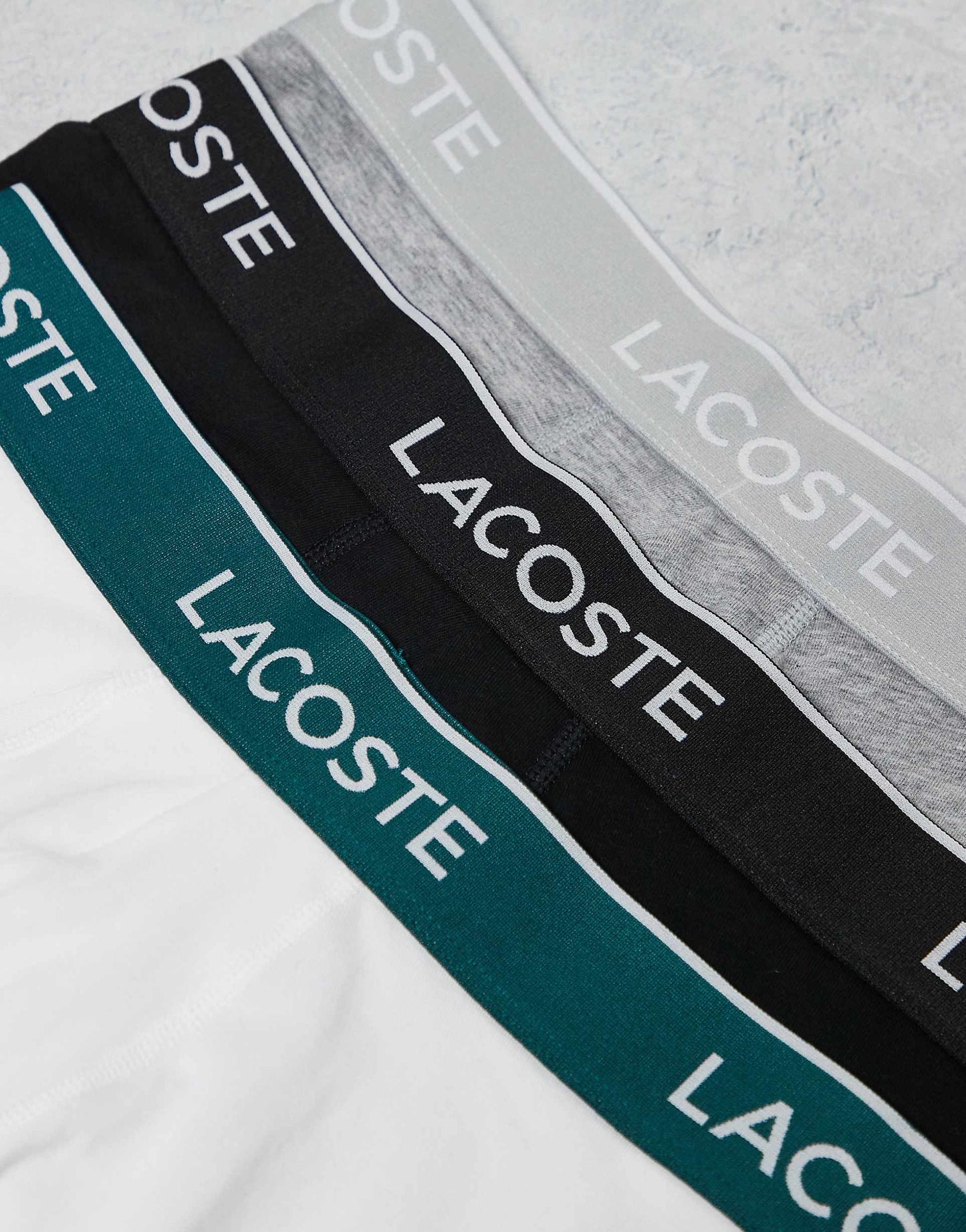 Paquete de 3 Boxer Briefs Lacoste 🐊 Tela algodón stretch color blanco, gris y negro Talla M