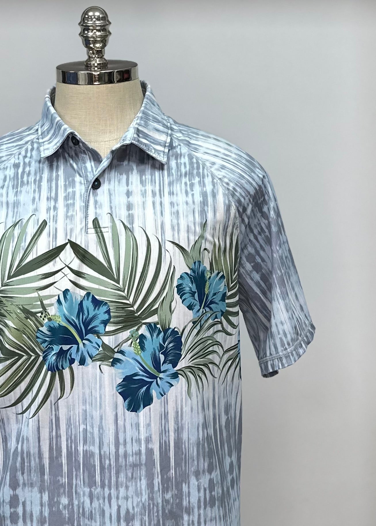 Camiseta Polo Tommy Bahama 🐬 color gris y blanco con diseño floral Talla L Entalle Regular