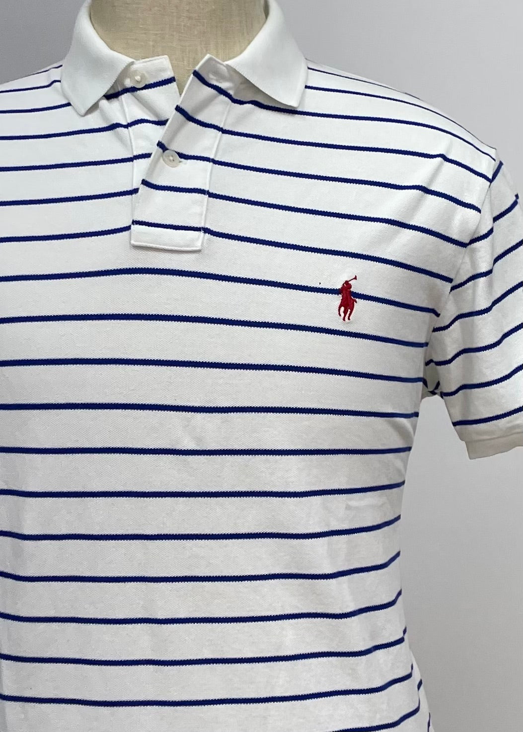 Camiseta Polo Ralph Lauren 🏇🏼 color blanco con diseño de rayas en azul oscuro Talla L Entalle Custom Fit