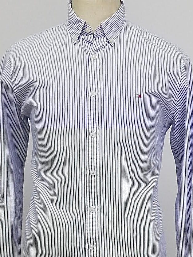 Camisa de botones Tommy Hilfiger 🇺🇸 en color blanco con rayas en color azul Talla M Entalle Regular (ver descripción)