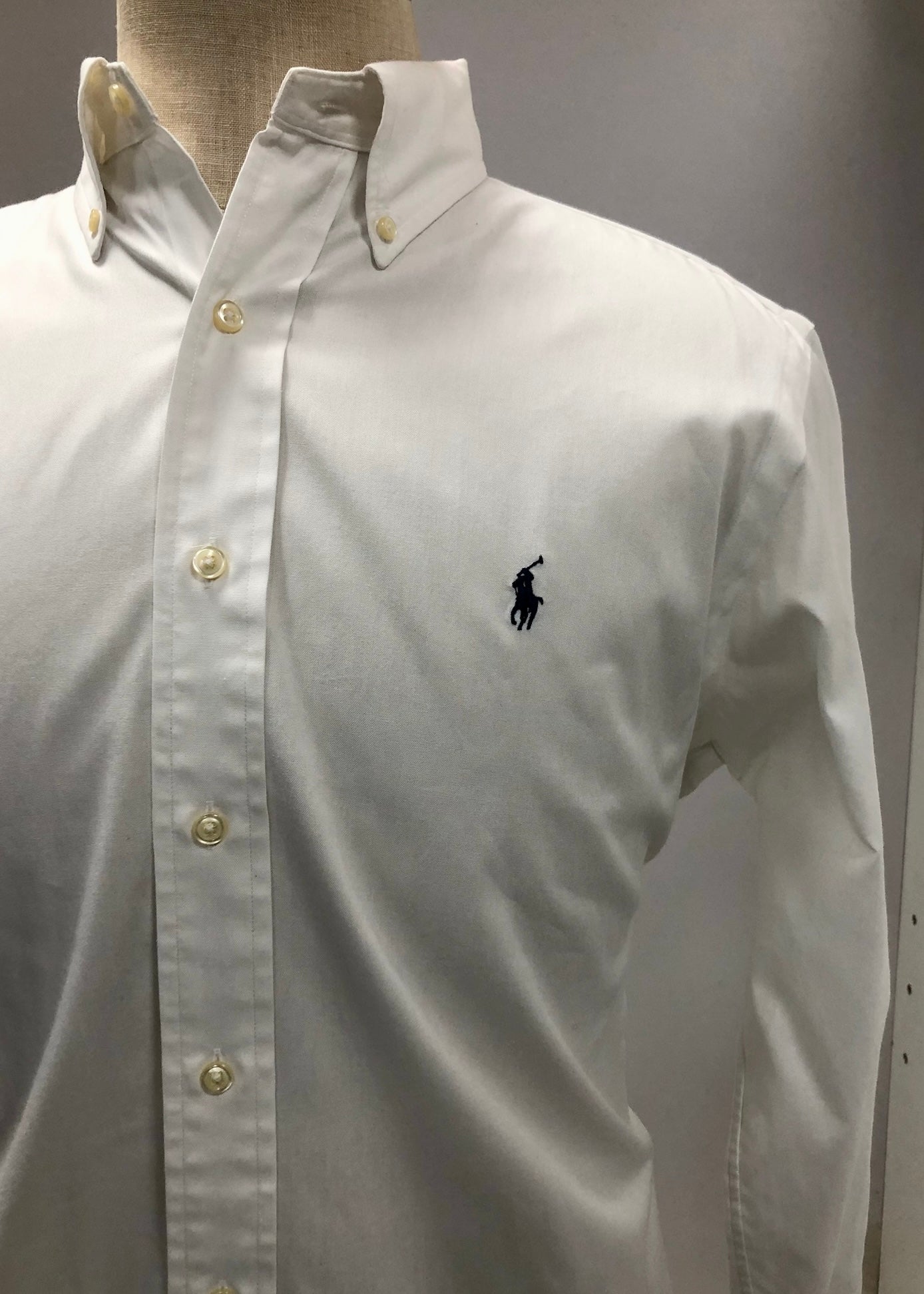Camisa de botones Polo Ralph Lauren 🏇🏼  en color blanco Talla M Entalle Clásico