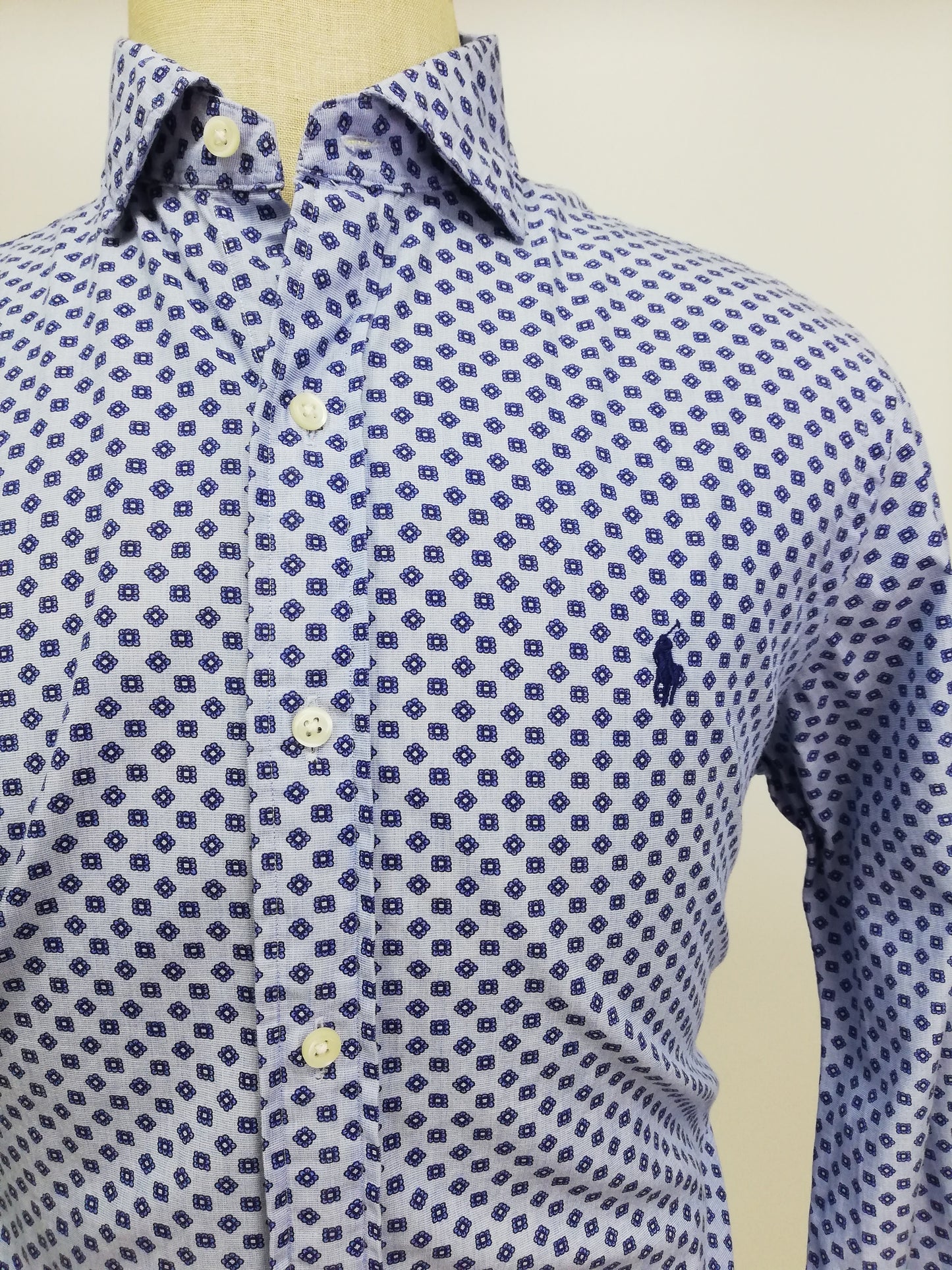Camisa de botones Polo Ralph Lauren 🏇🏼 en color celeste con diseño tríptico en color azul navy Talla M Entalle Clásico
