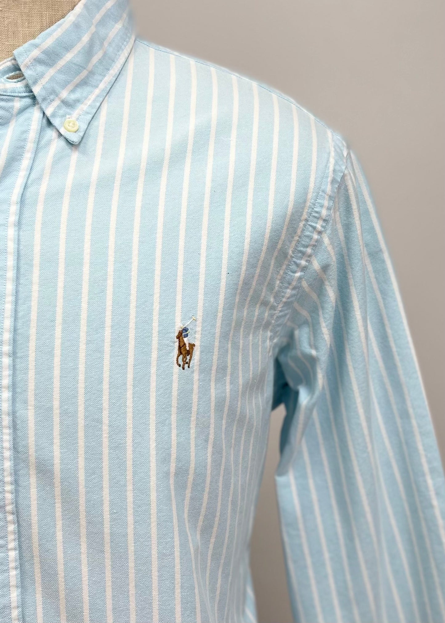 Camisa Polo Ralph Lauren 🏇🏼 Oxford color turquesa claro con rayas en color blanco Talla L Entalle Regular (ver descripción)