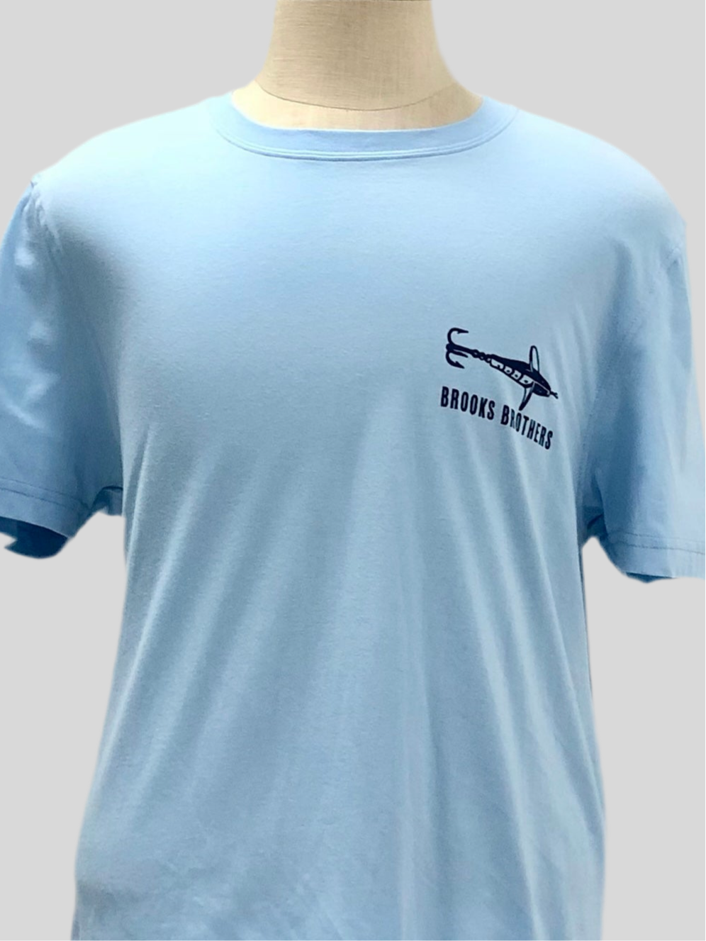 Camiseta cuello redondo Brooks Brothers 🐑 color celeste y logo de pez en azul navy Talla L