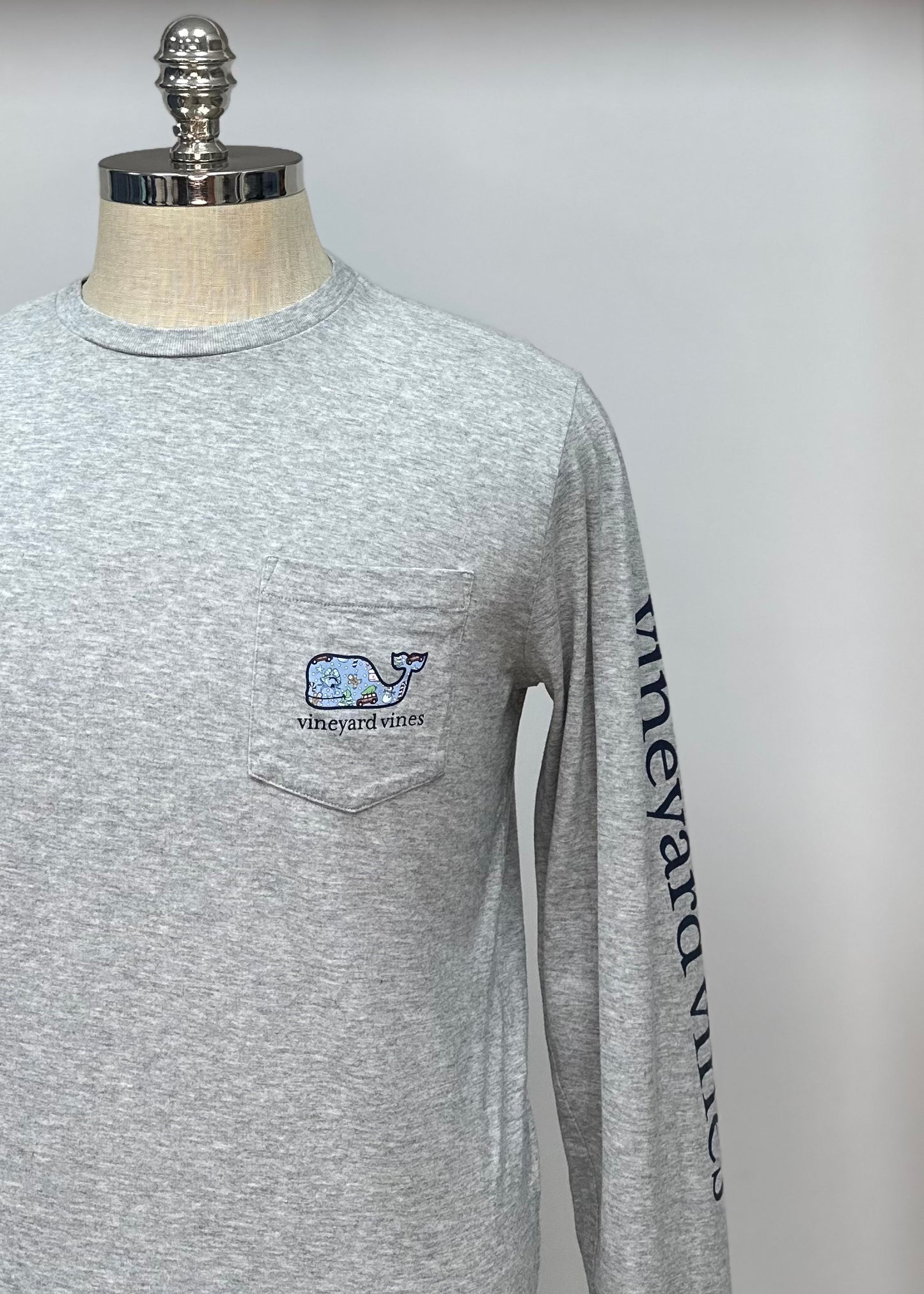 Camiseta de bolsillo Vineyard Vines 🐳 color gris con Diseño de navidad Talla Small