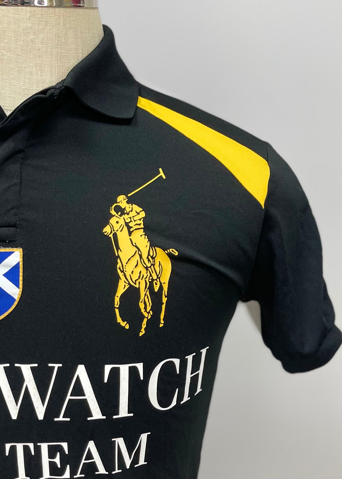 Camiseta Polo Ralph Lauren 🏇🏼 color negro con diseño Blackwatch Polo y con logo en amarillo Talla S Custom Fit