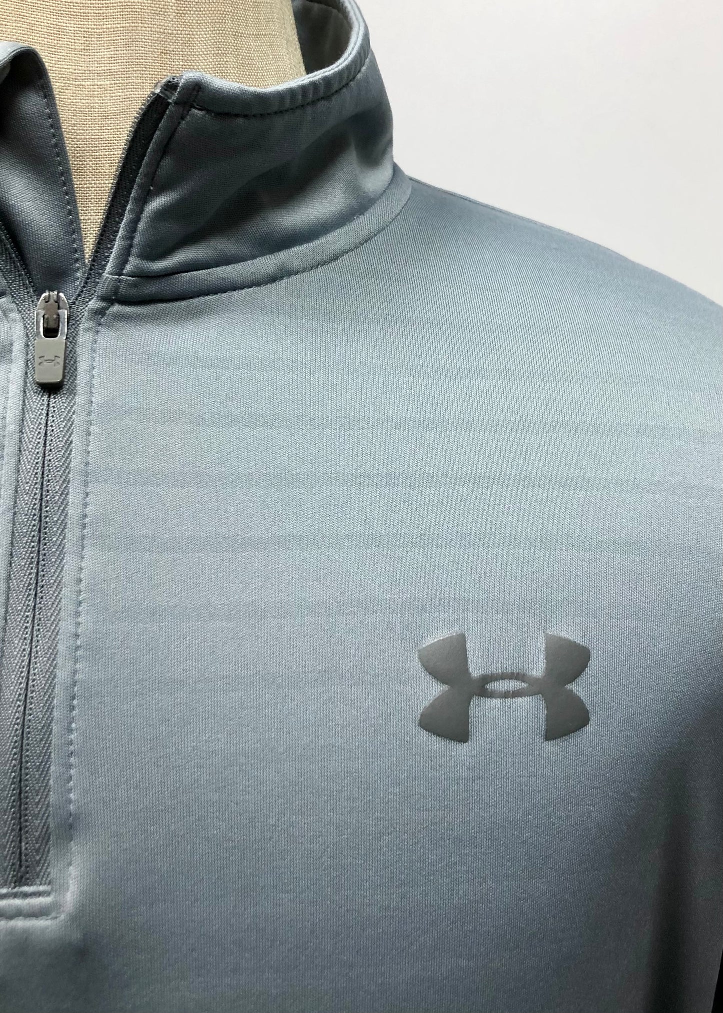 Sueter Jersey Under Armour 🏋🏽 color gris con logo en color gris oscuro Talla L (ver descripción)
