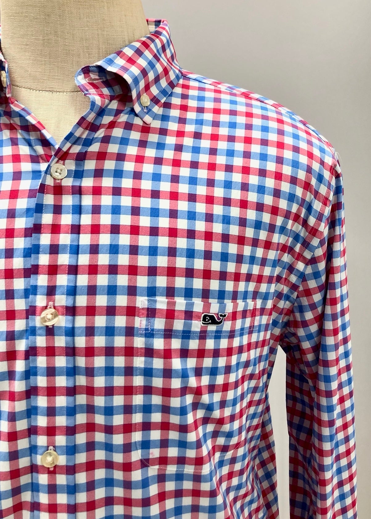 Camisa de botones Vineyard Vines 🐳 Performance de cuadros en color rojo, azul y blanco Talla M Entalle Clásico