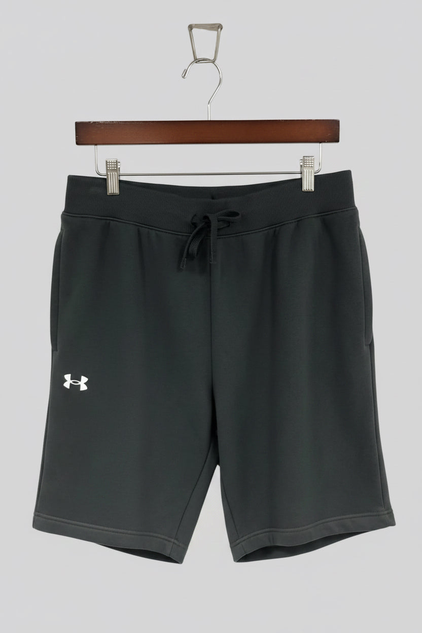 Short Lounge Under Armour 🏋🏼‍♂️ color gris oscuro y logo en blanco Talla L